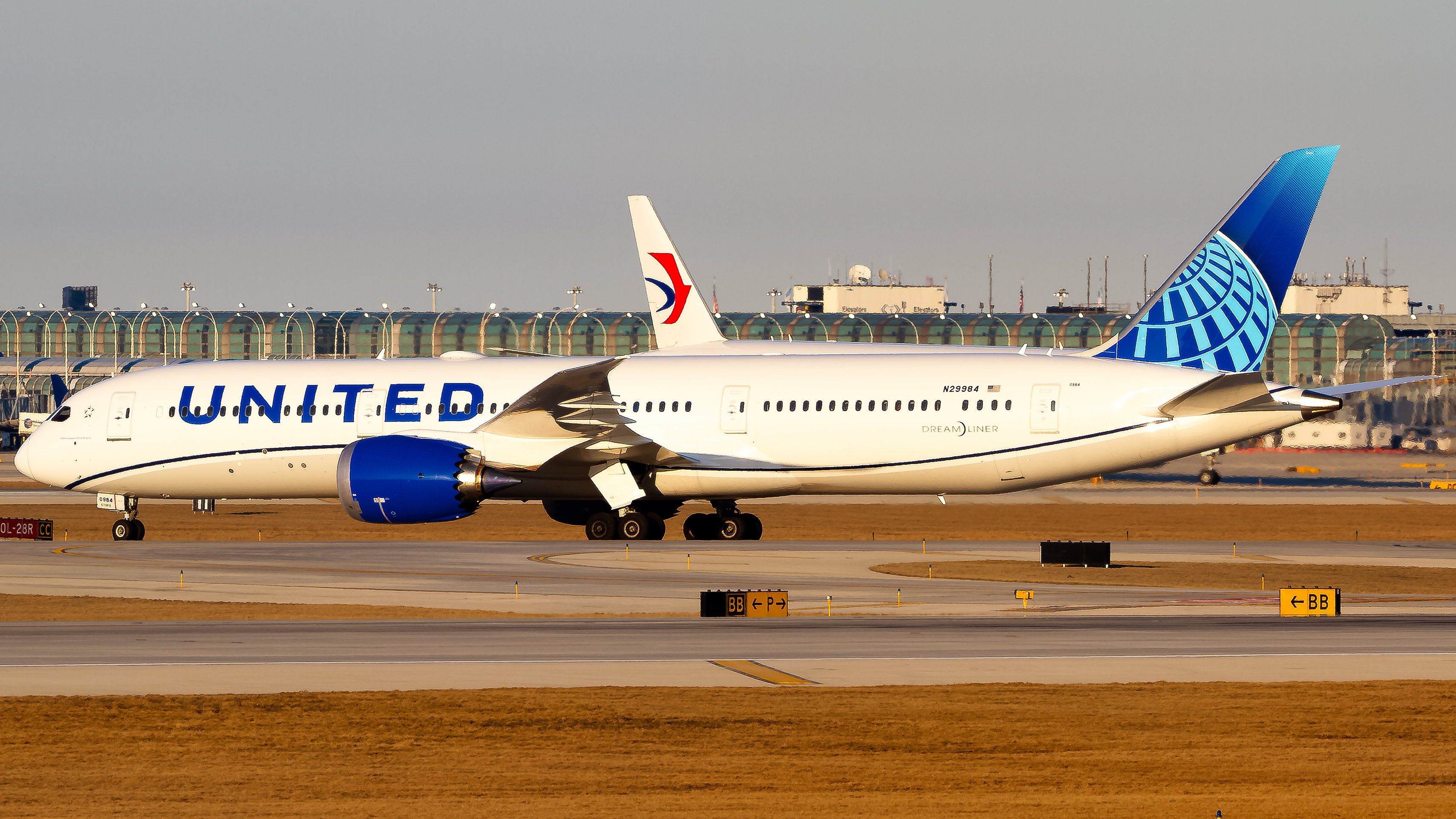 Full size: United Airlines Boeing 787-9 N29984 at Chicago O'Hare International Airport