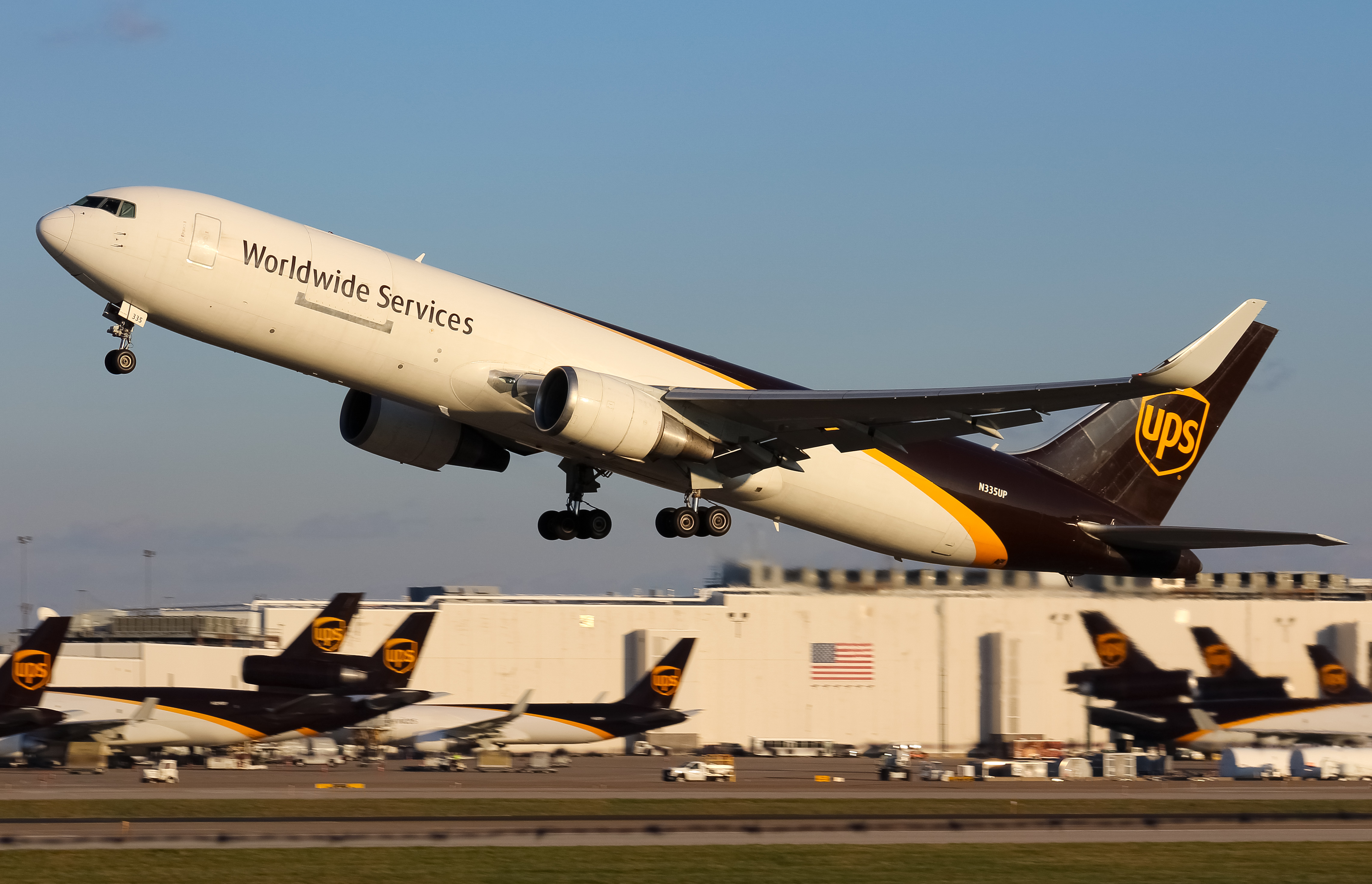 Full size: United Parcel Service Boeing 767-300F N335UP at Louisville Muhammad Ali International Airport