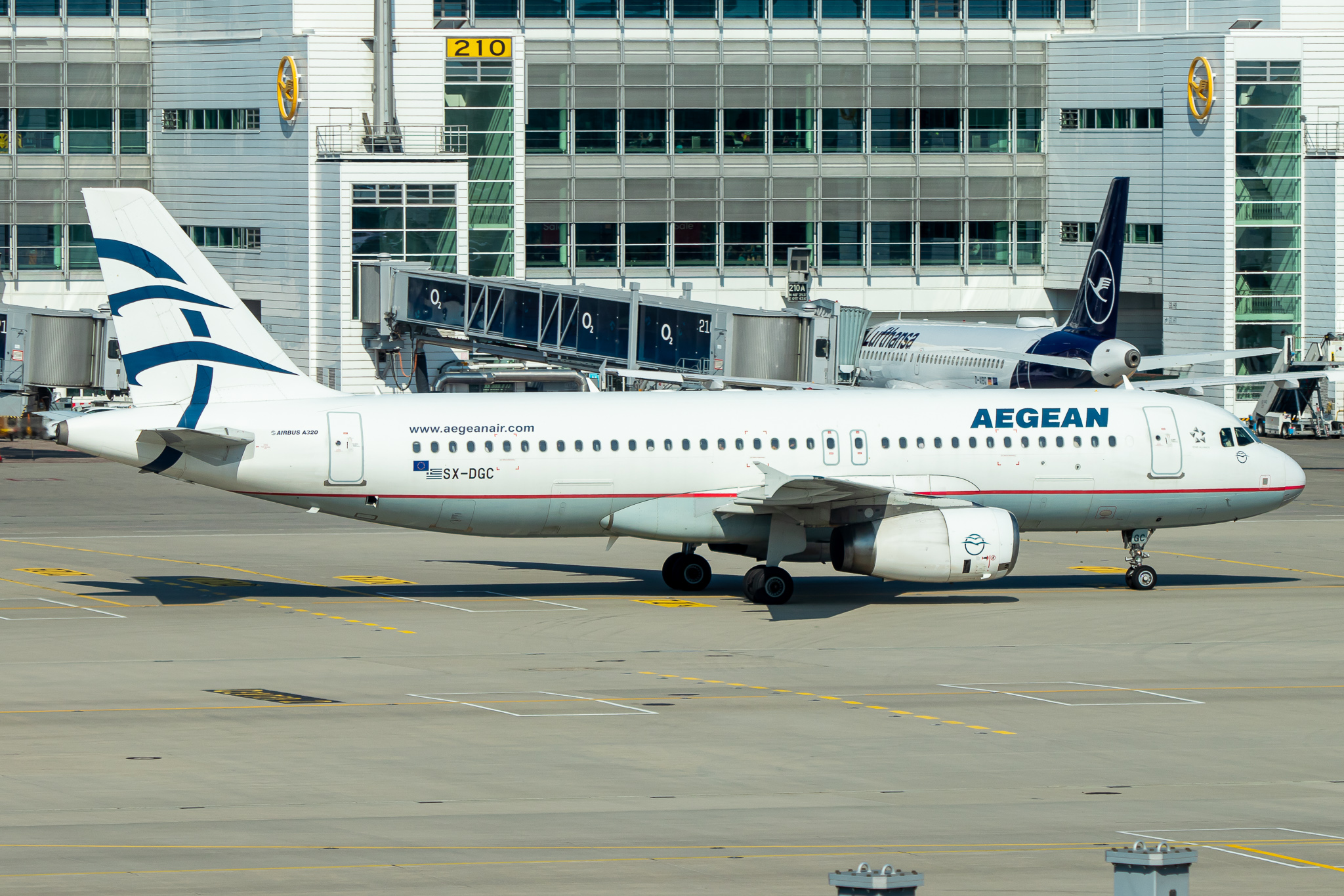 Full size: Aegean Airlines Airbus A320 SX-DGC at Munich International Airport