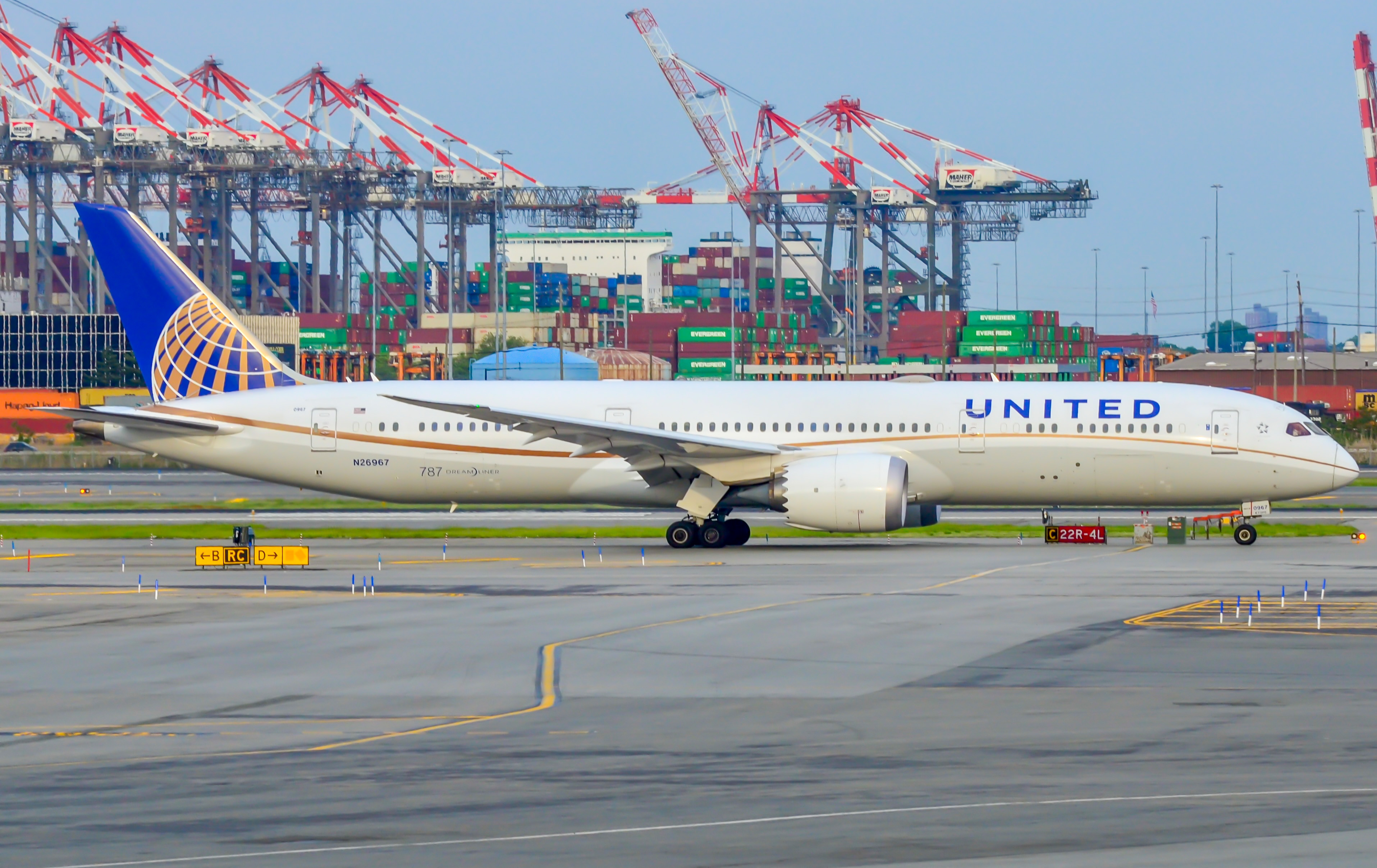 Full size: United Airlines Boeing 787-9 N26967 at Newark Liberty International Airport