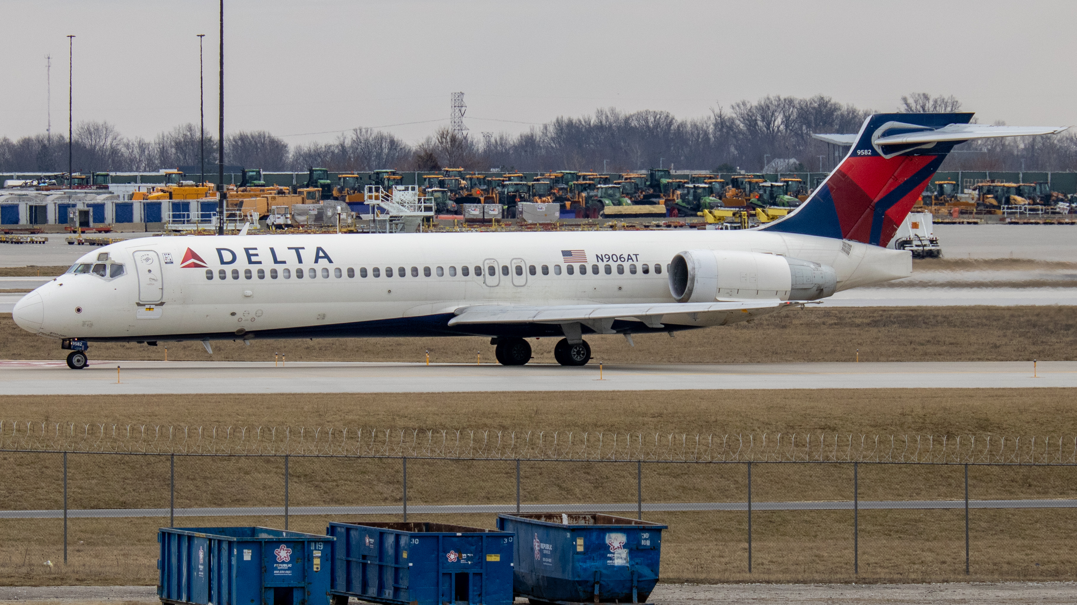 Full size: Delta Airlines Boeing 717-200 N906AT at Indianapolis International Airport