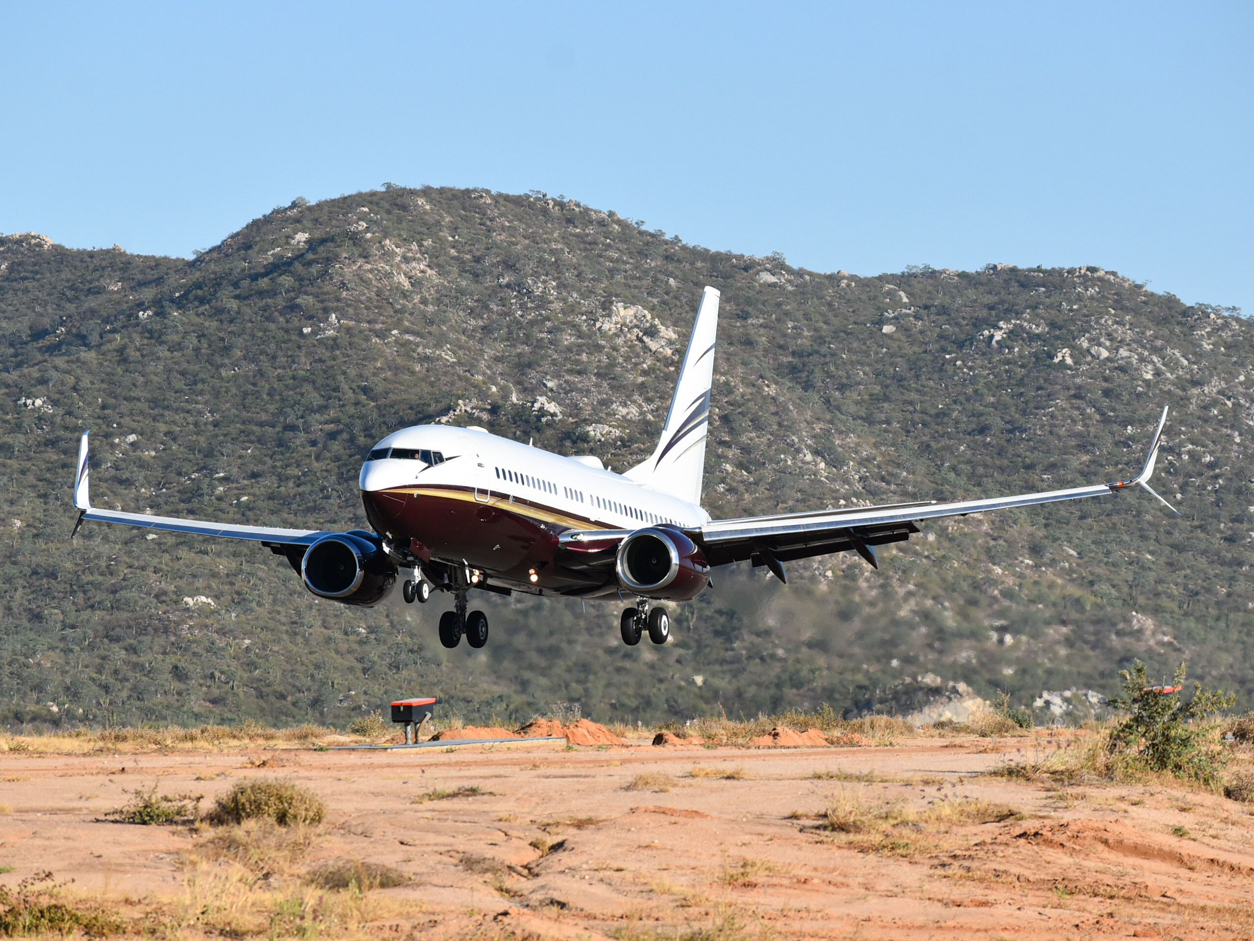 Full size: Boeing Businesses Jet  Boeing 737-700 N162WC at Aeropuerto de Cabo San Lucas Internacional