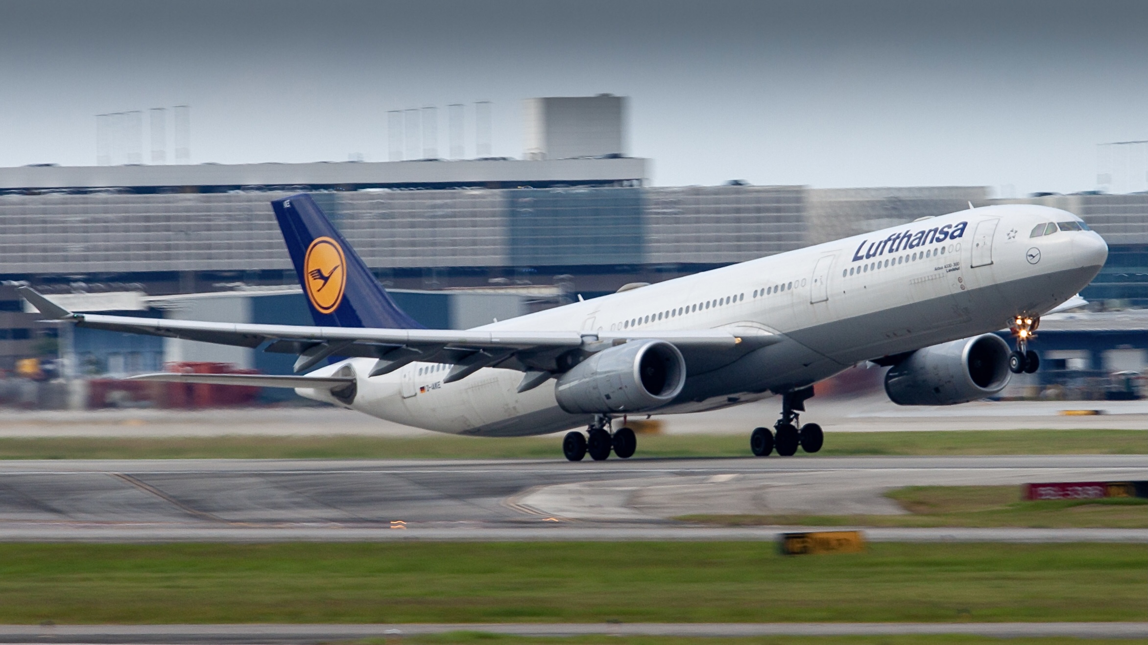 Full size: Lufthansa Airbus A330-300 D-AIKE at Houston-George Bush Intercontinental Airport