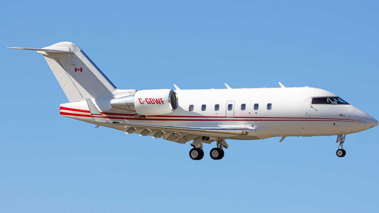 Full size: PRIVATE Bombardier Challenger 604 C-GDWF at Naples Municipal Airport