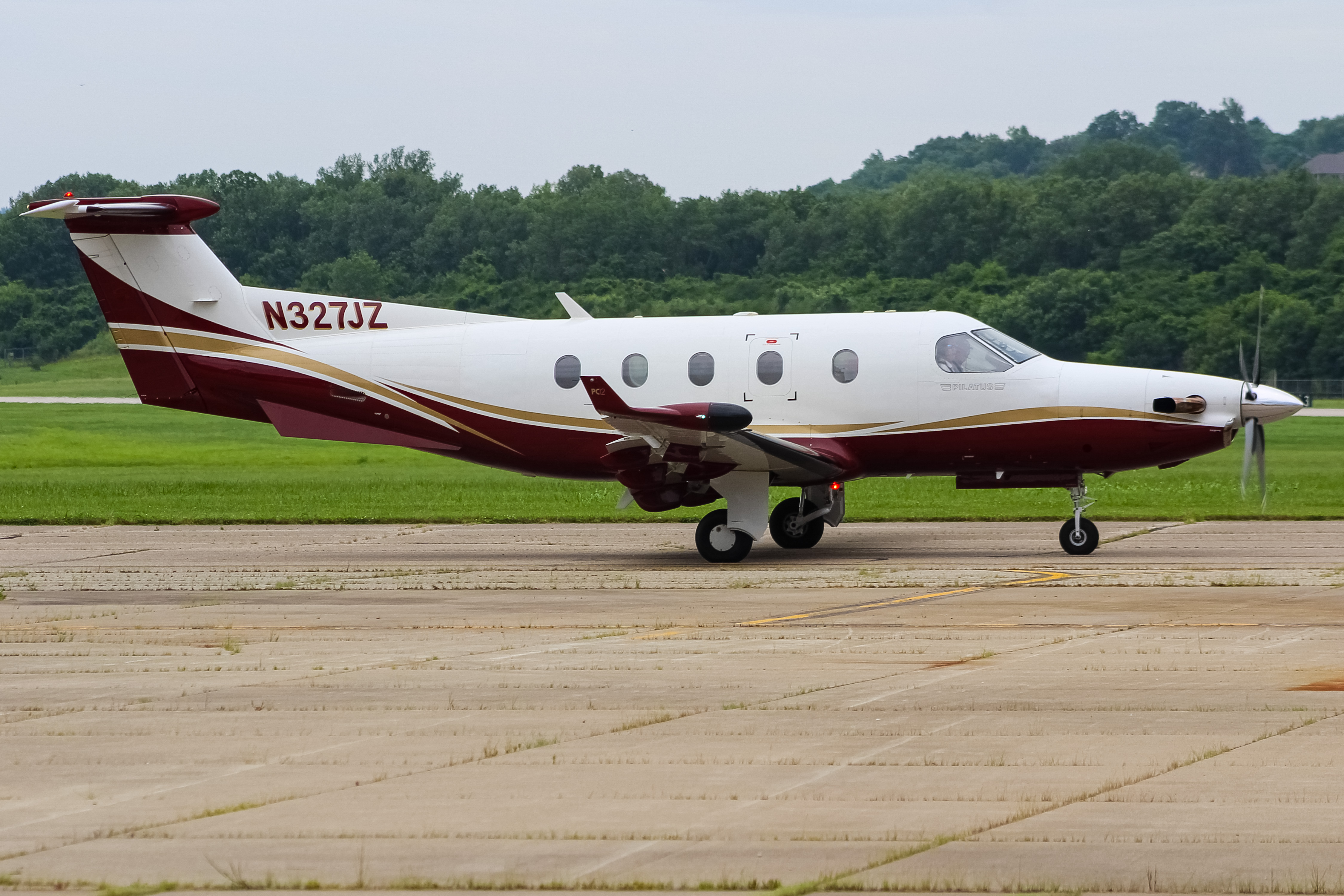 Full size: PRIVATE  Pilatus PC-12 N327JZ at Cincinnati Municipal Airport/Lunken Field