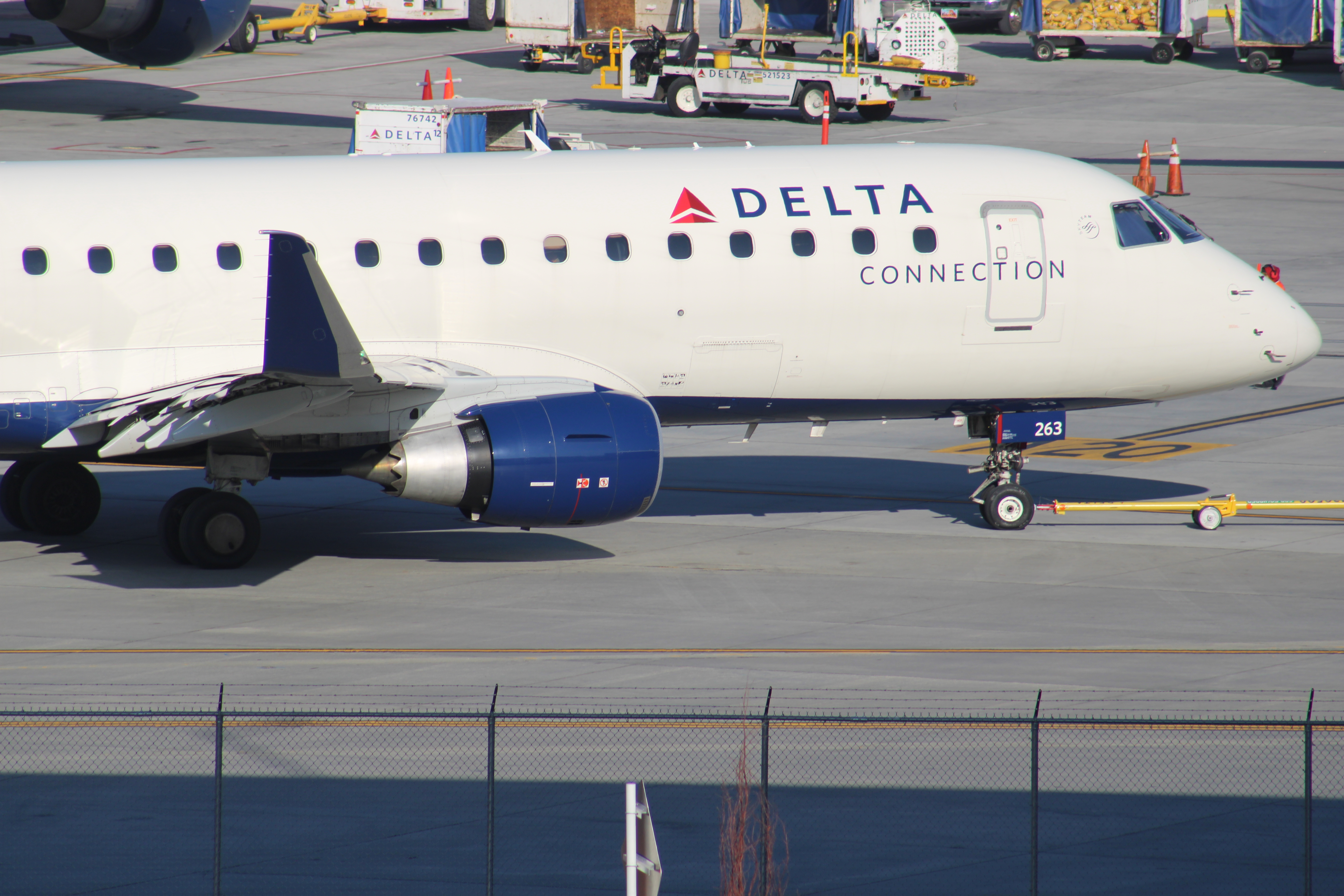 Full size: Delta Connection Embraer E175 N263SY at Salt Lake City International Airport