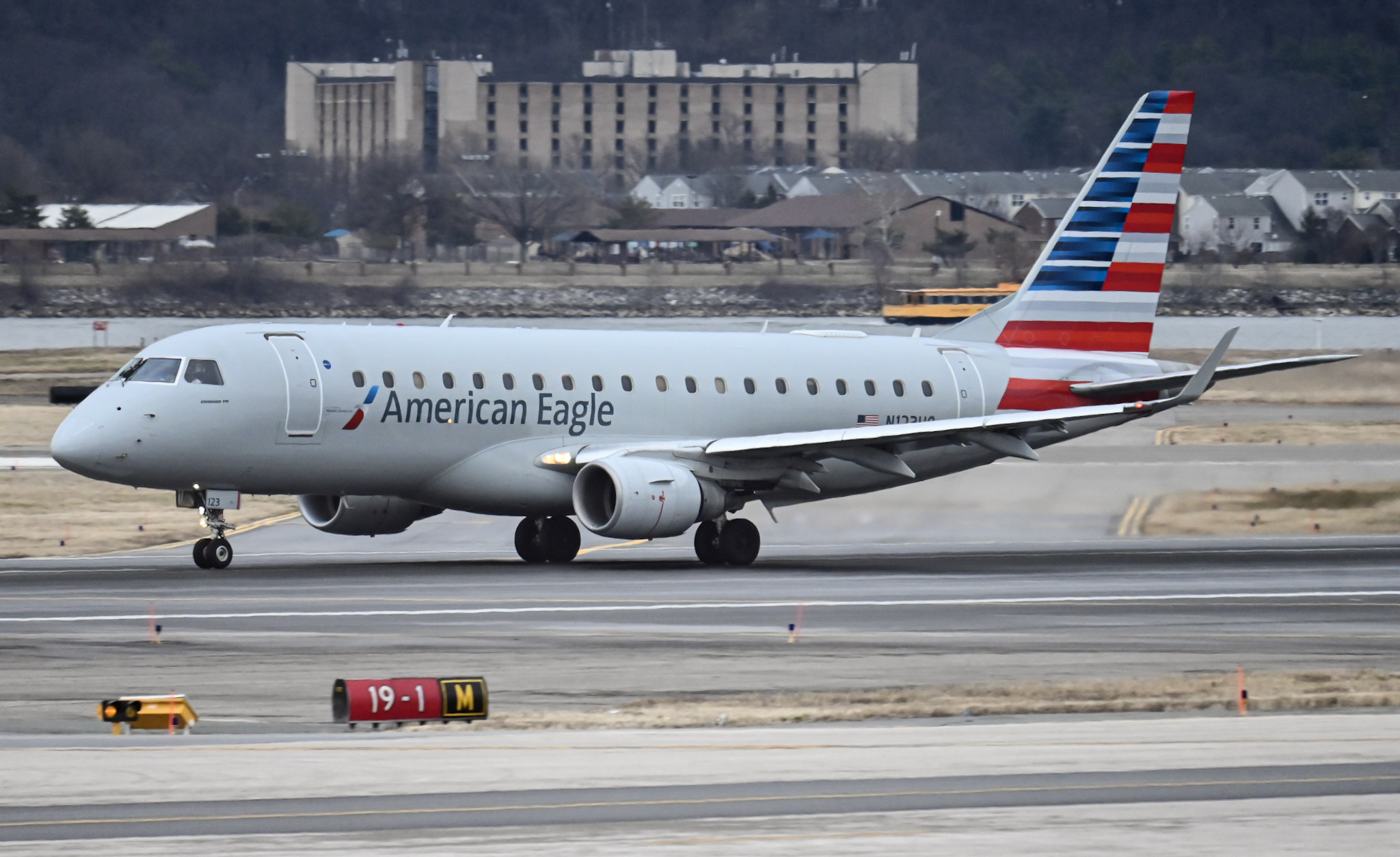 Full size: American Eagle Embraer E175 N123HQ at Ronald Reagan National Airport