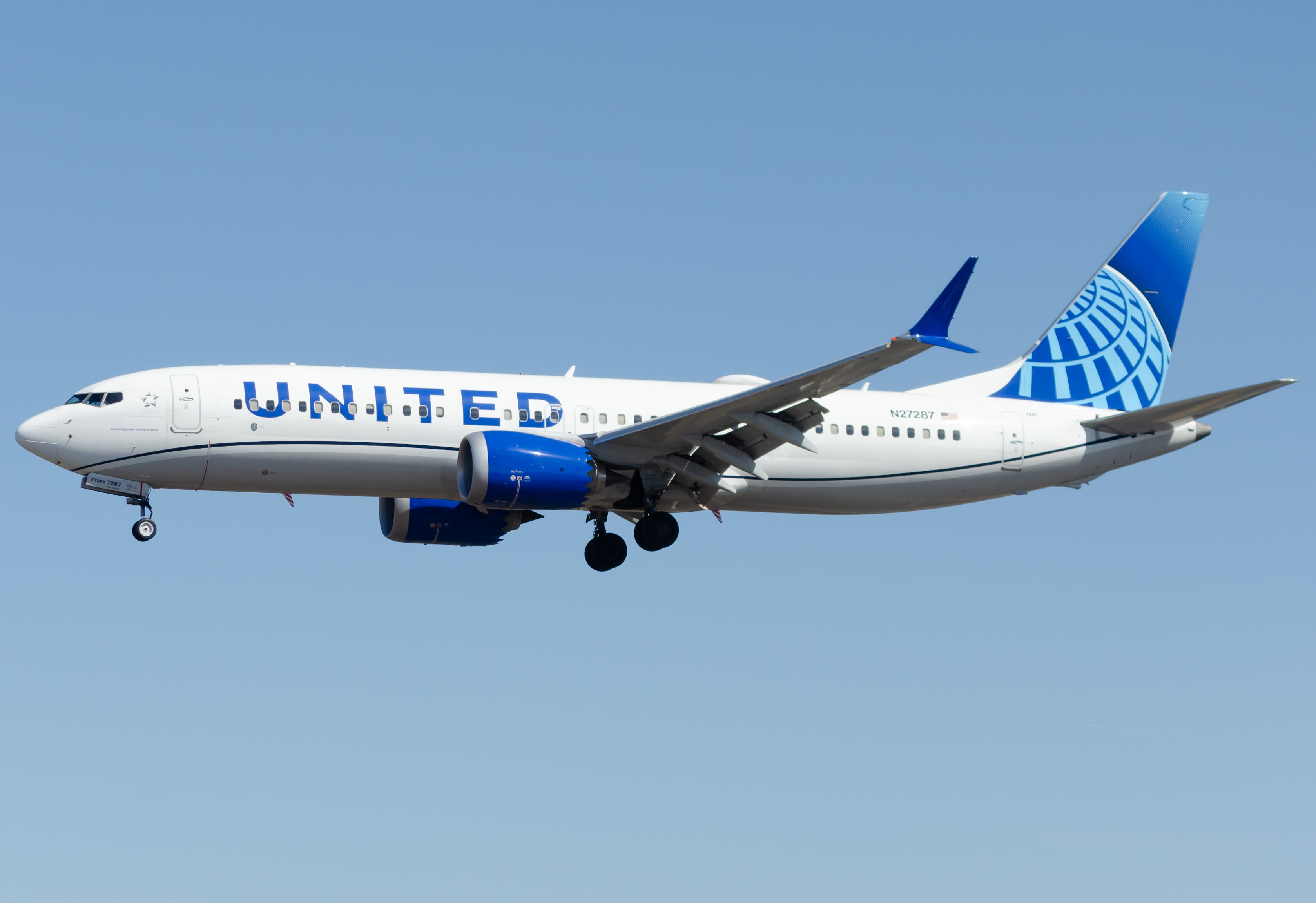 Full size: United Airlines Boeing 737 MAX 8 N27287 at Newark Liberty International Airport