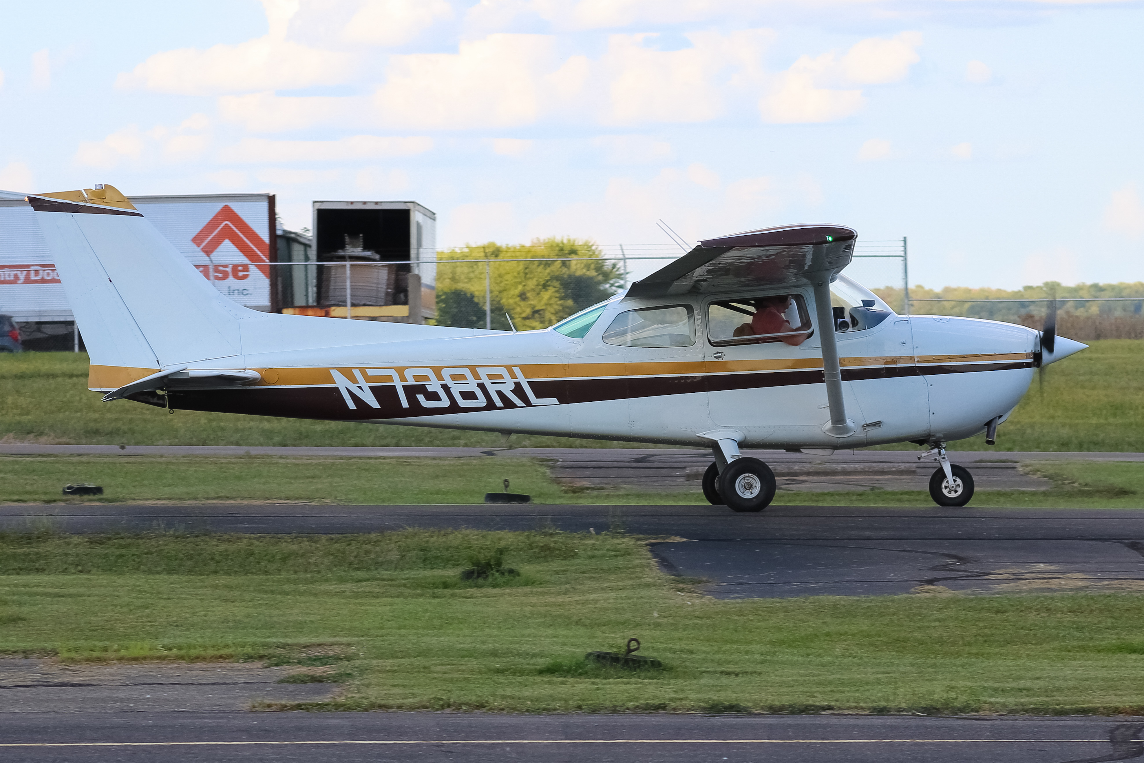 Full size: PRIVATE  Cessna 172 N738RL at Clermont County Airport