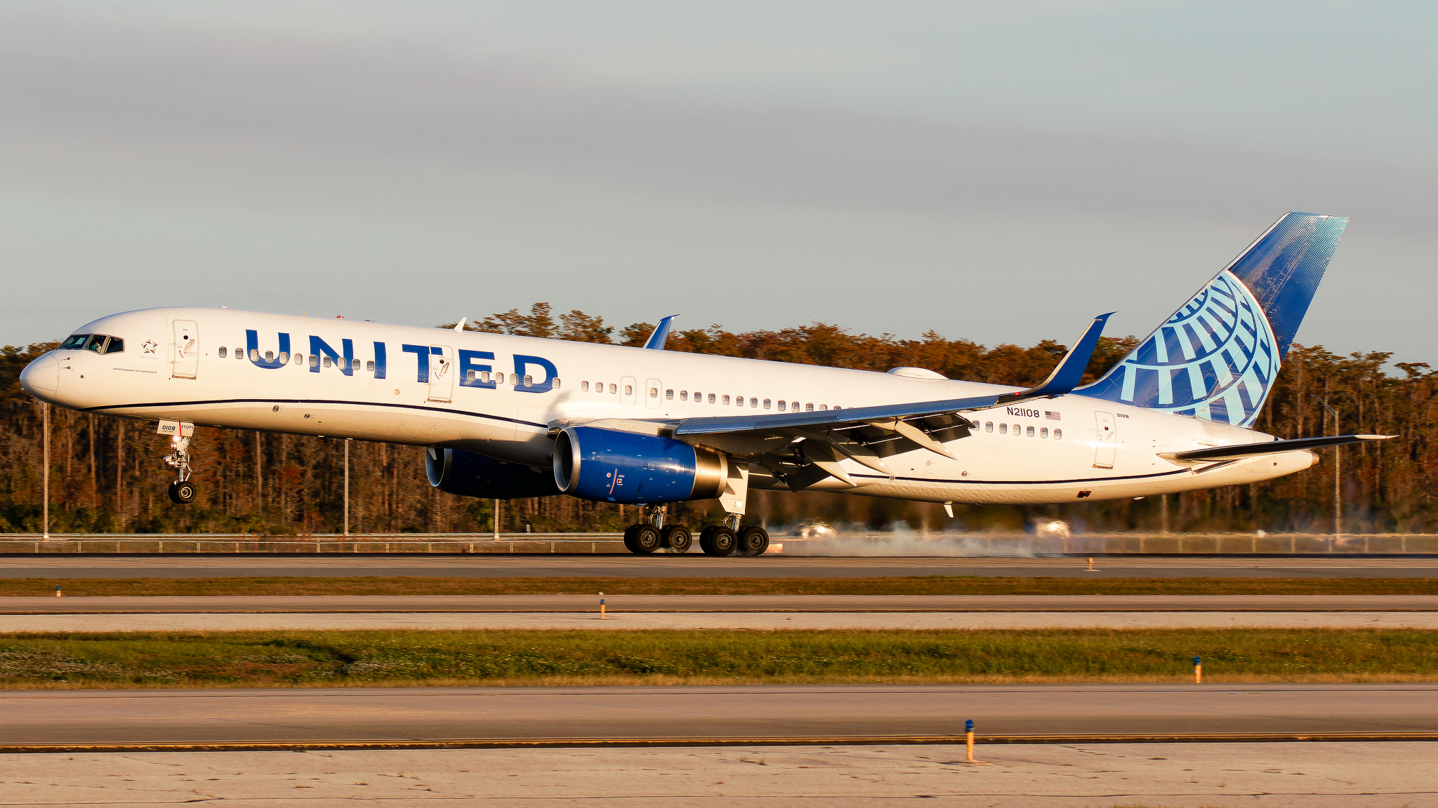 Full size: United Airlines Boeing 757-200 N21108 at Orlando International Airport