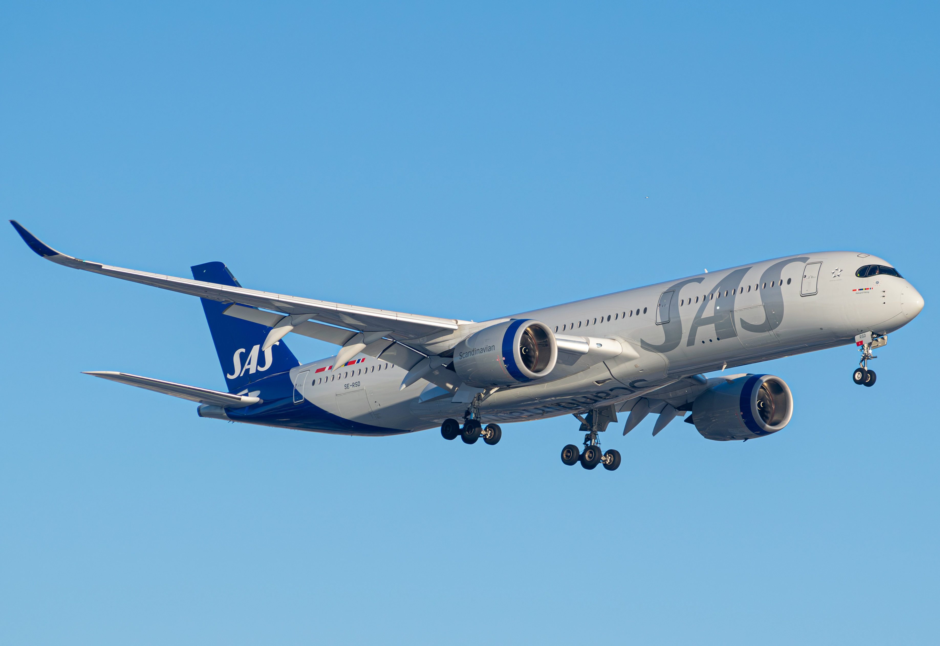 Full size: Scandinavian Airlines Airbus A350-900 SE-RSD at Newark Liberty International Airport