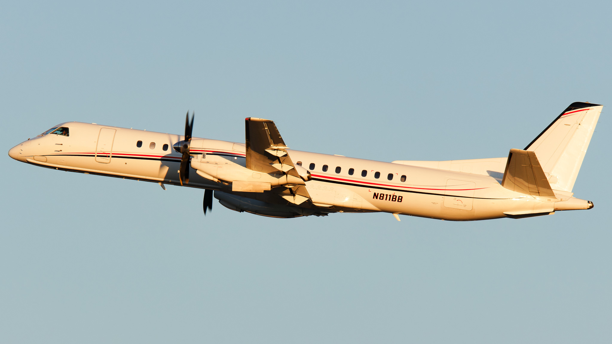 Full size: Meregrass Saab 2000 N811BB at Tampa International Airport