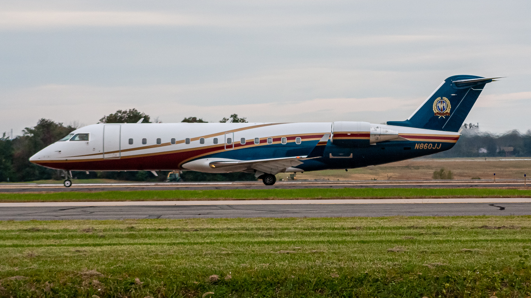 Full size: PRIVATE Mitsubishi CRJ-200 N860JJ at Washington Dulles International Airport