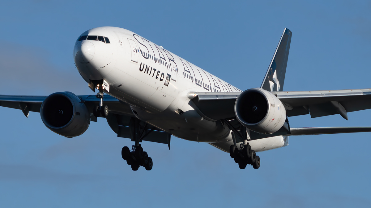 Full size: United Airlines Boeing 777-200ER N76021 at London Heathrow International Airport