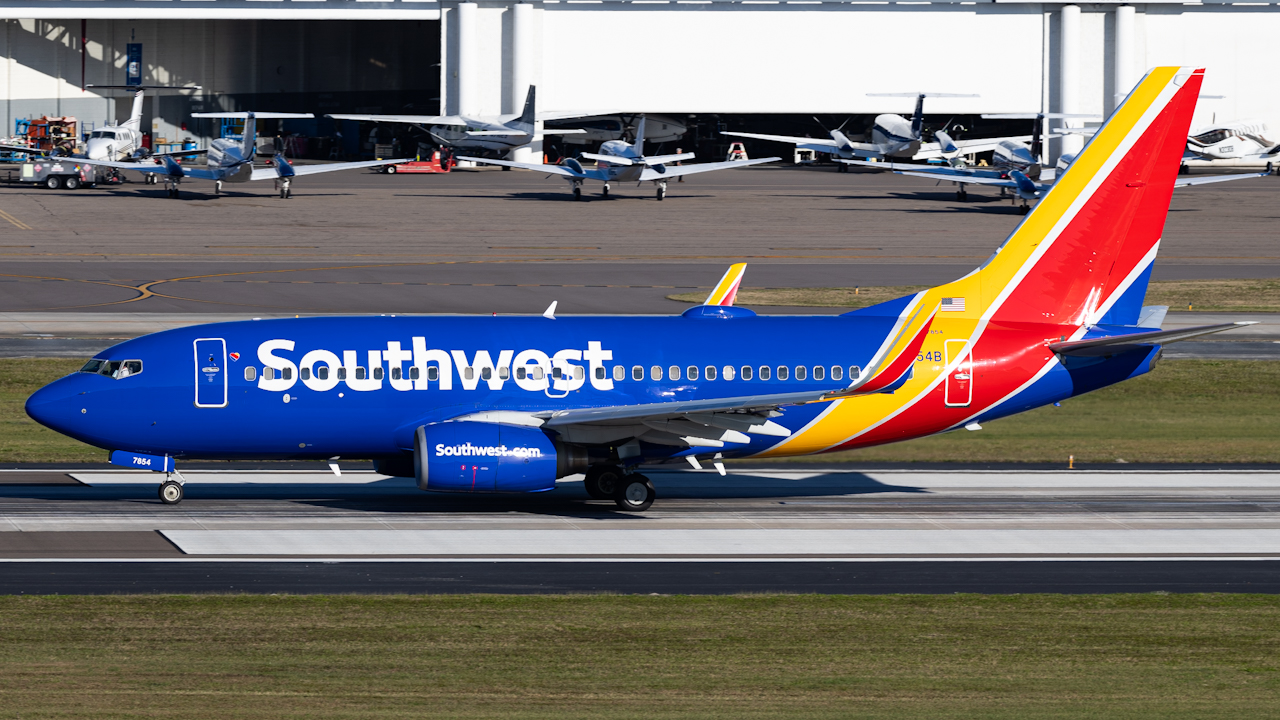 Full size: Southwest Airlines Boeing 737-700 N7854B at Tampa International Airport