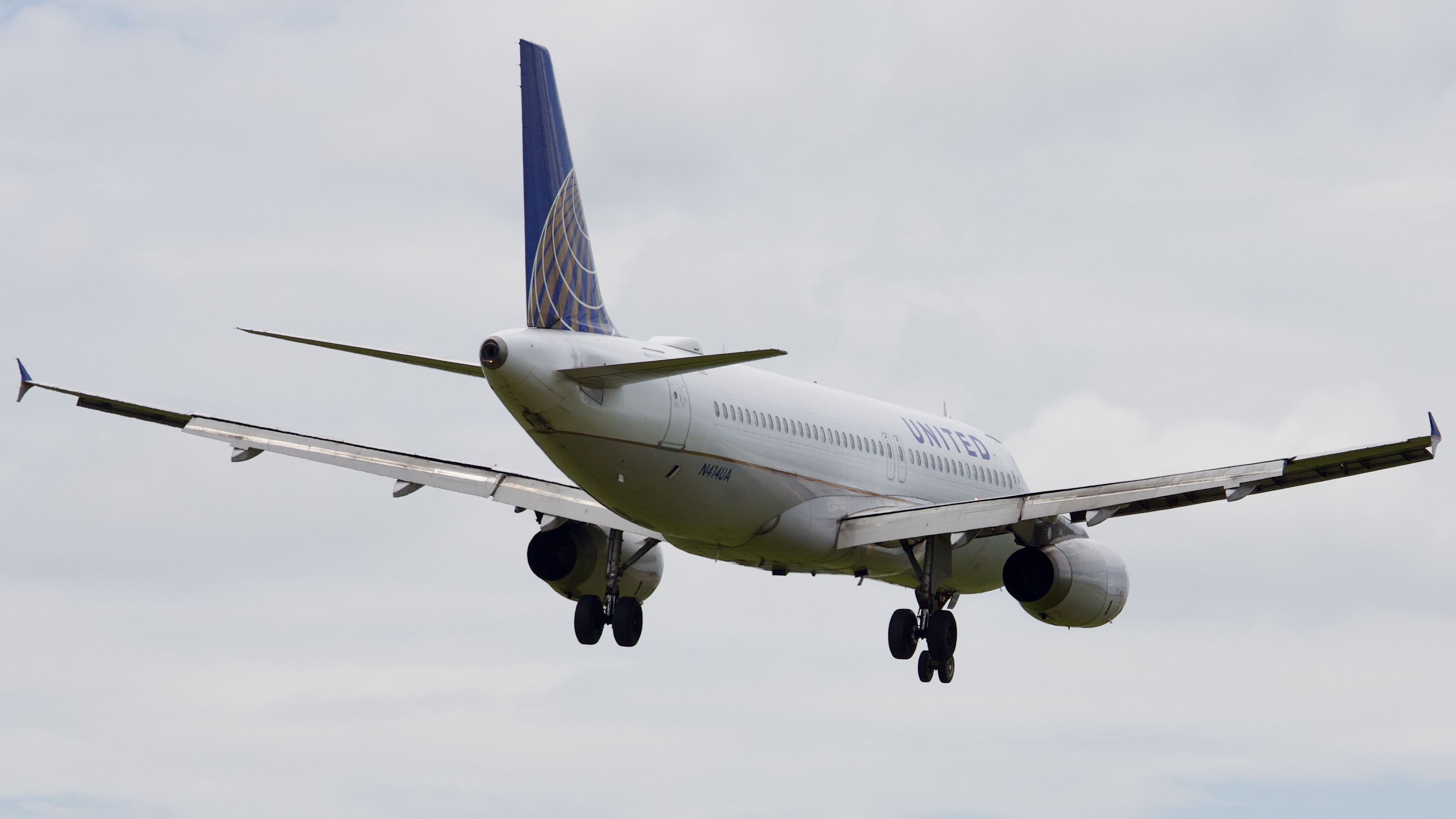 Full size: United Airlines Airbus A320 N414UA at Houston-George Bush Intercontinental Airport