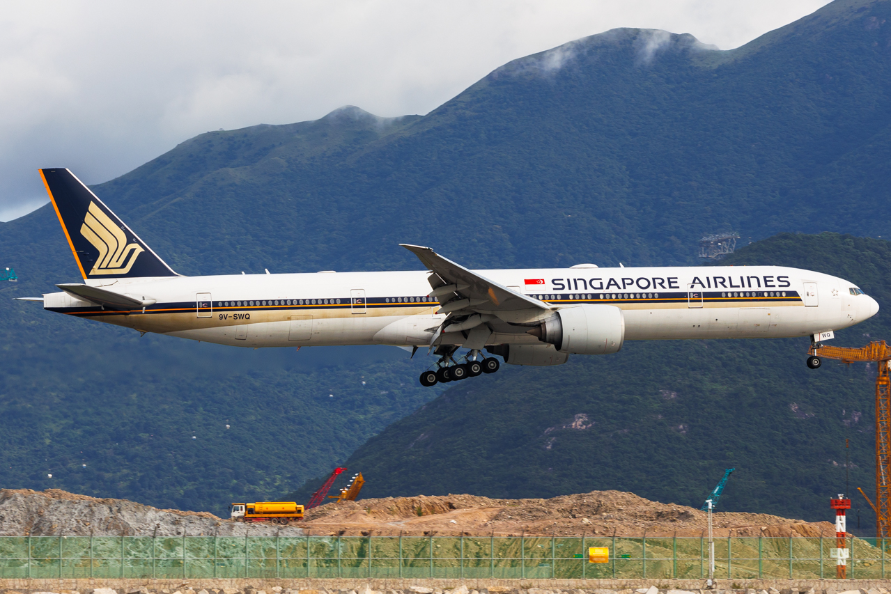 Full size: Singapore Airlines Boeing 777-300ER 9V-SWQ at Hong Kong International Airport