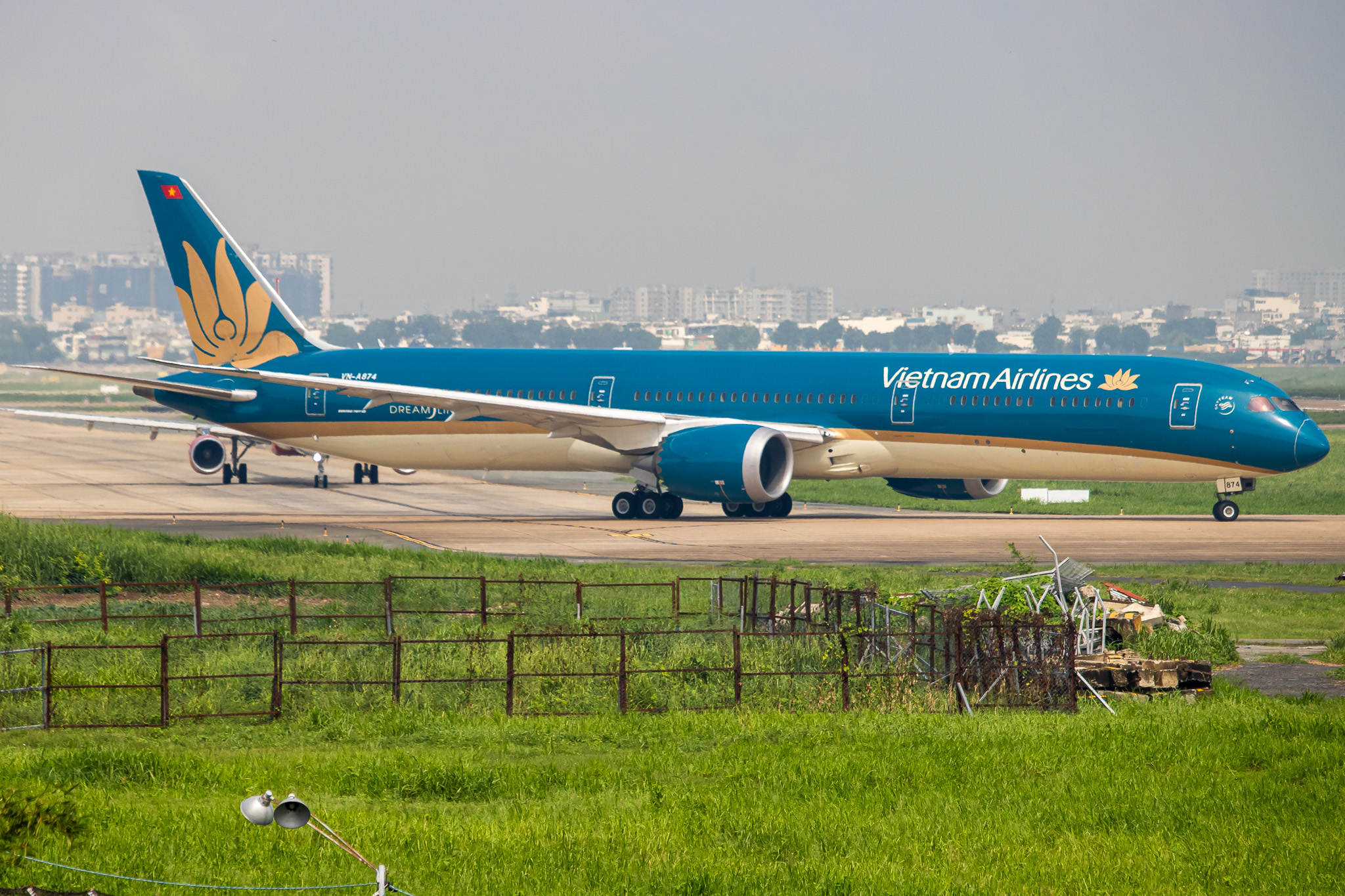 Full size: Vietnam Airlines Boeing 787-10 VN-A874 at Tan Son Nhat International Airport