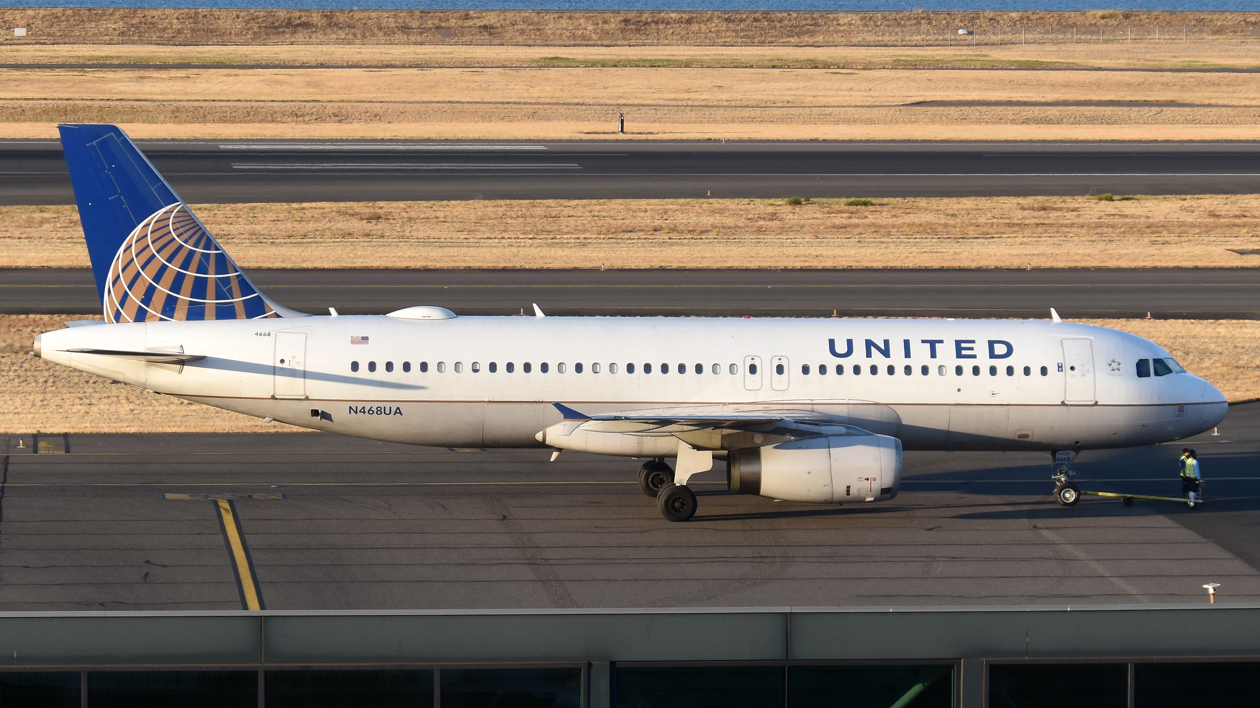 Full size: United Airlines Airbus A320 N468UA at Portland International Airport