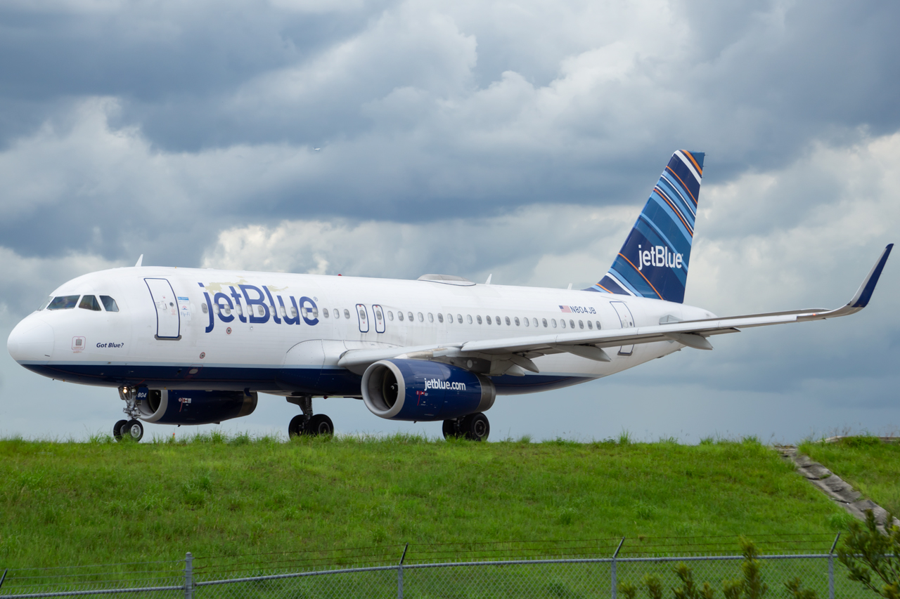Full size: JetBlue Airways Airbus A320 N804JB at Orlando International Airport