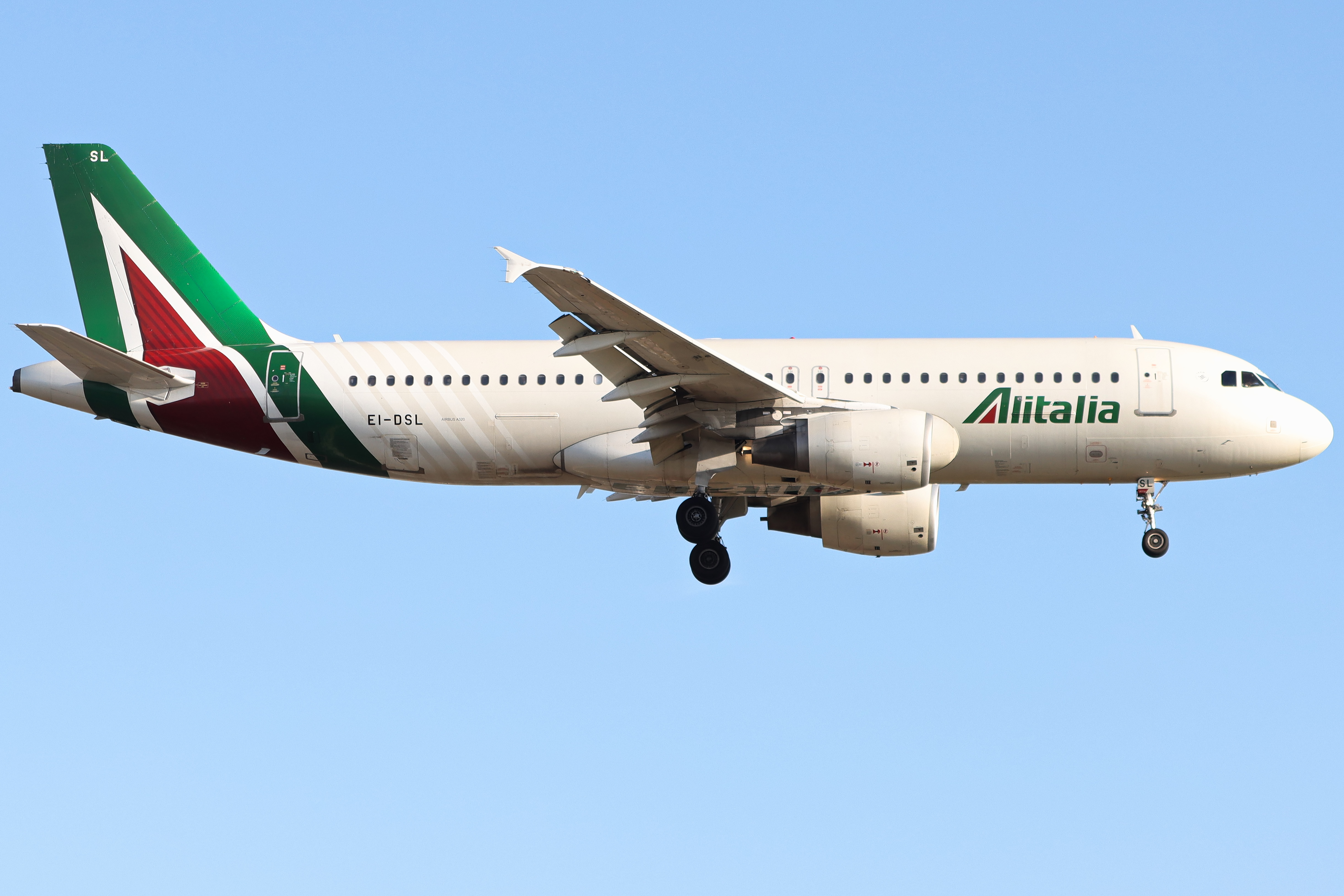 Full size: ITA Airways Airbus A320 EI-DSL at London Heathrow International Airport