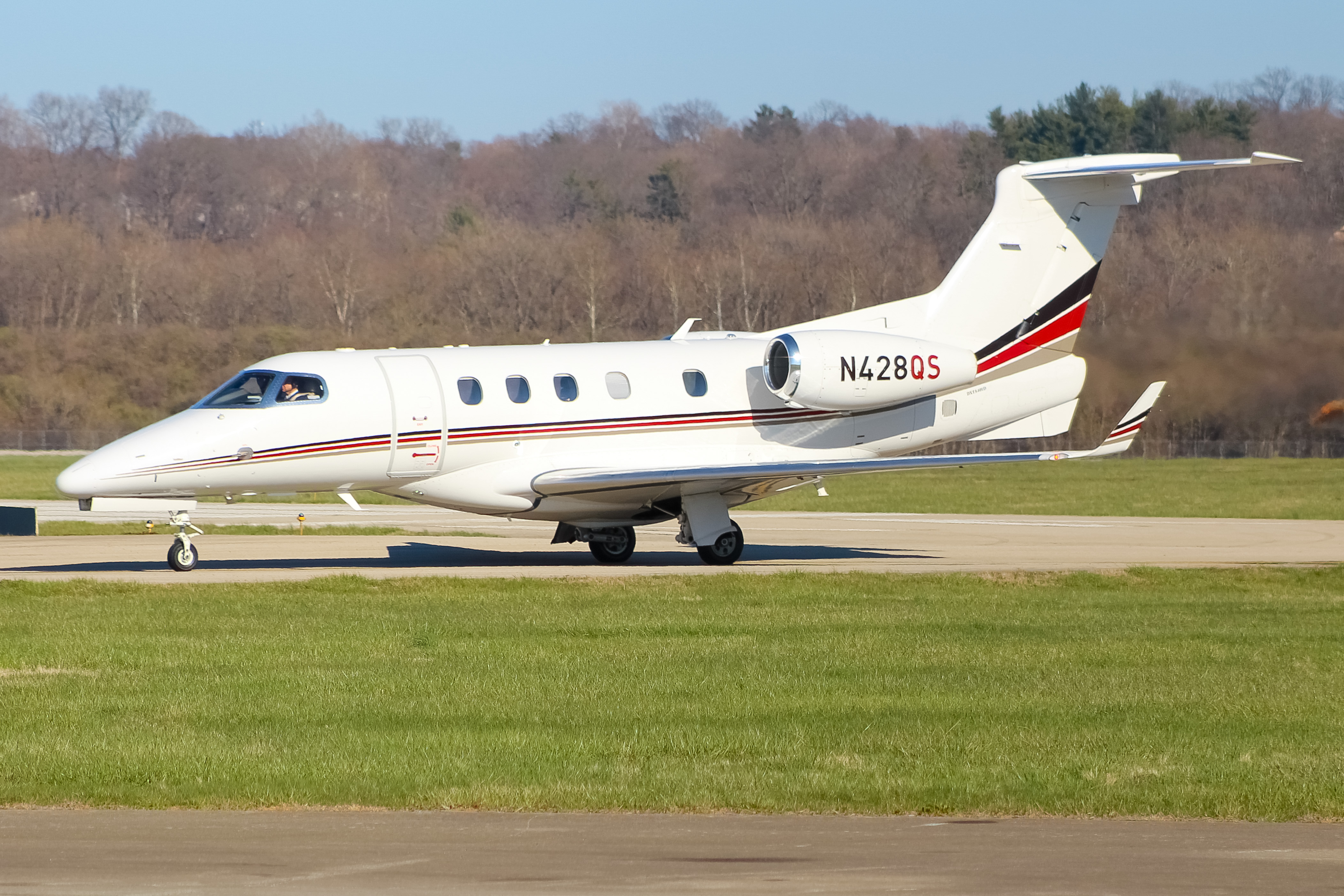 Full size: NetJets Embraer Phenom 300 N428QS at Cincinnati Municipal Airport/Lunken Field