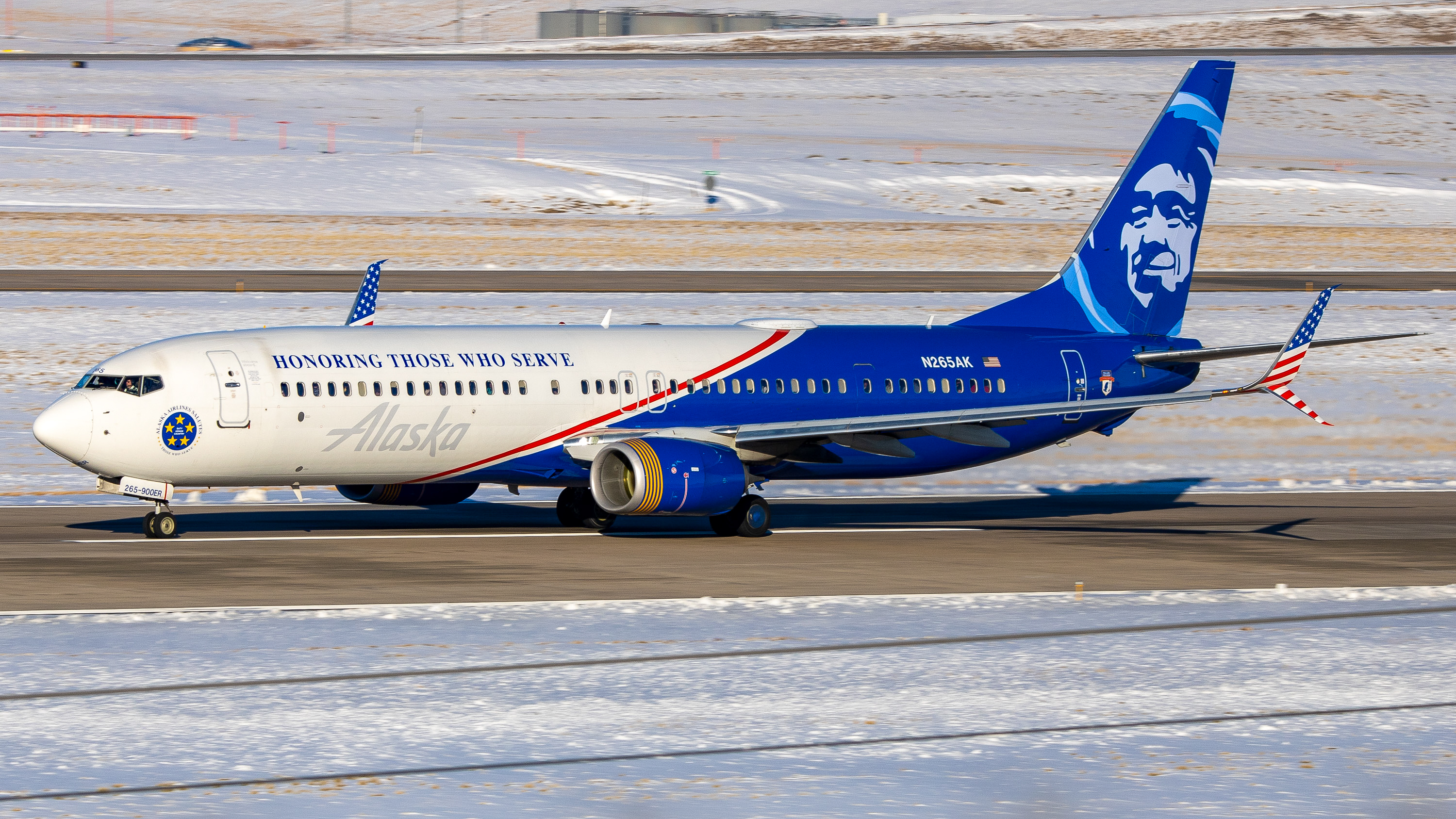 Full size: Alaska Airlines Boeing 737-900ER N265AK at Denver International Airport