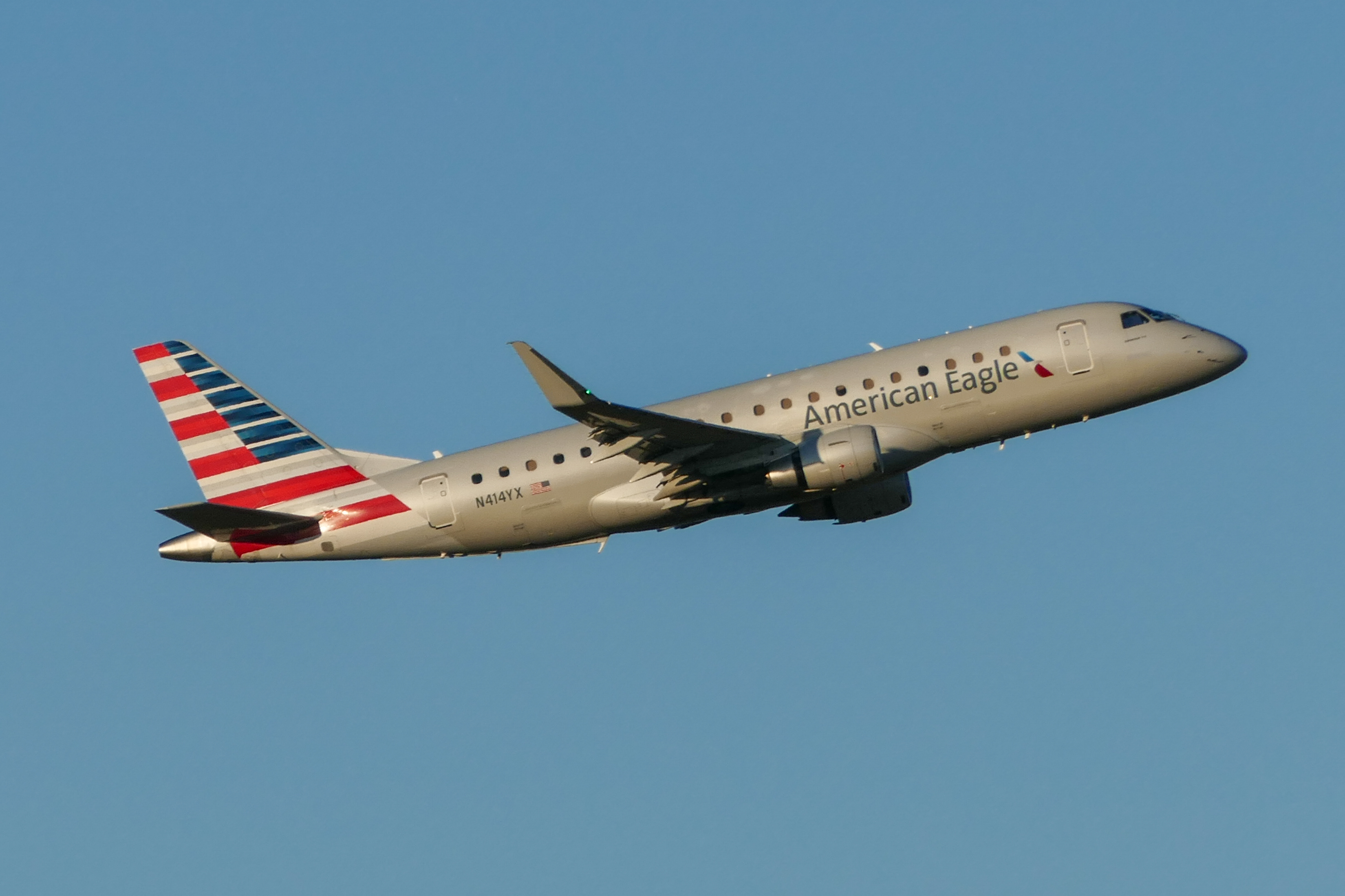 Full size: American Eagle Embraer E175 N414YX at Austin-Bergstrom International Airport