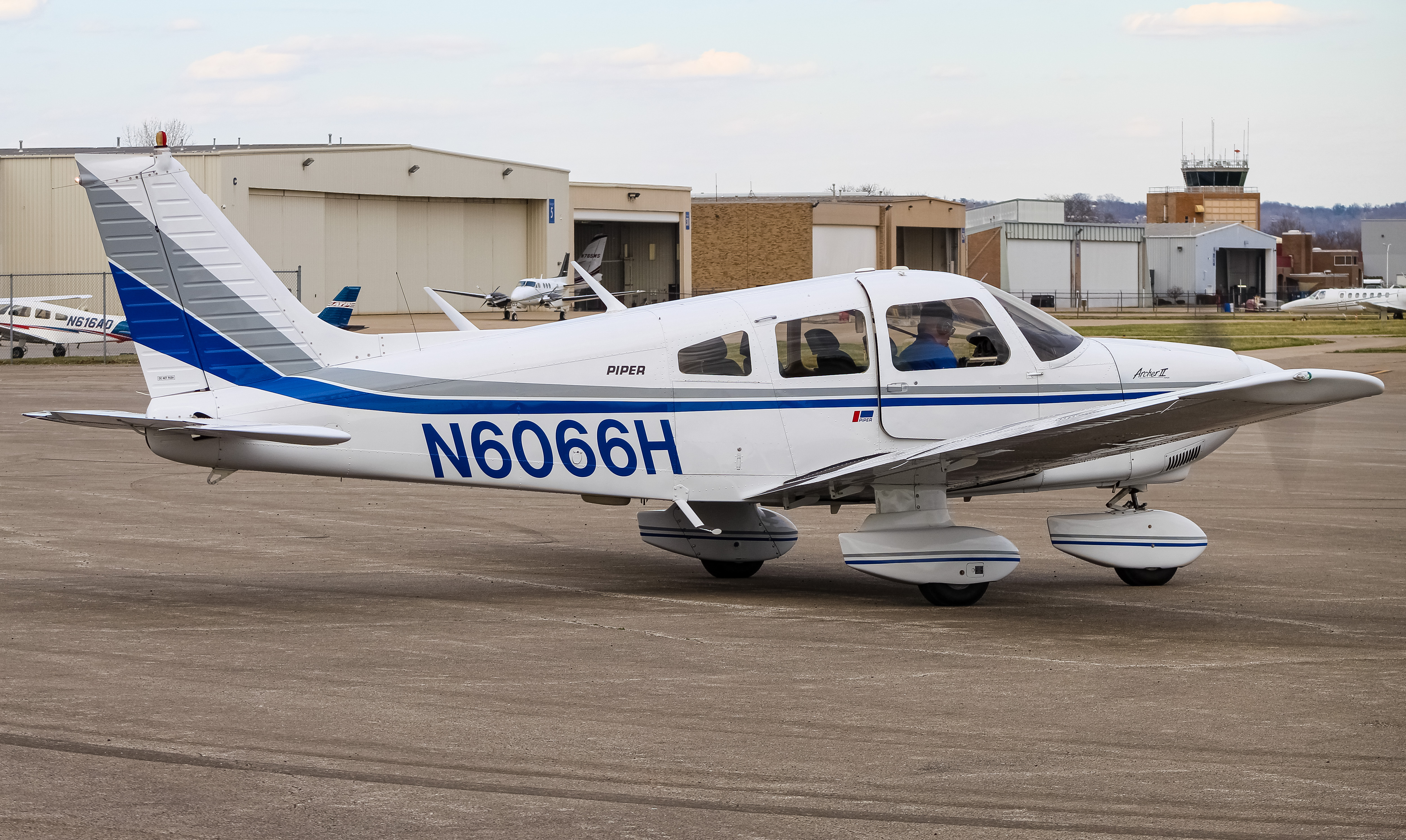 Full size: PRIVATE  Piper 28 Archer N6066H at Cincinnati Municipal Airport/Lunken Field