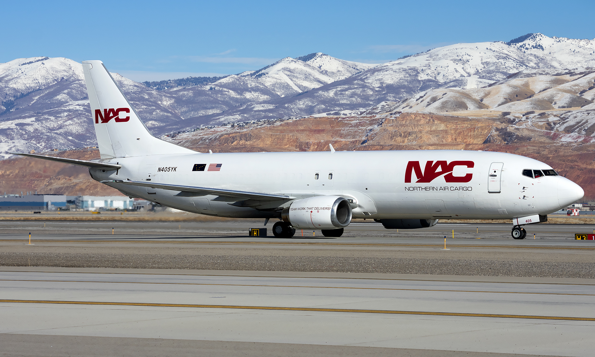 Full size: Northern Air Cargo Boeing 737-400 N405YK at Salt Lake City International Airport