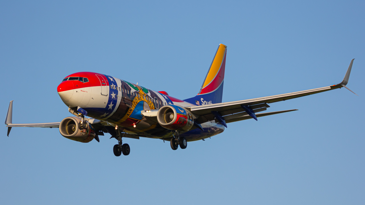 Full size: Southwest Airlines Boeing 737-700 N280WN at John Glenn Columbus International Airport