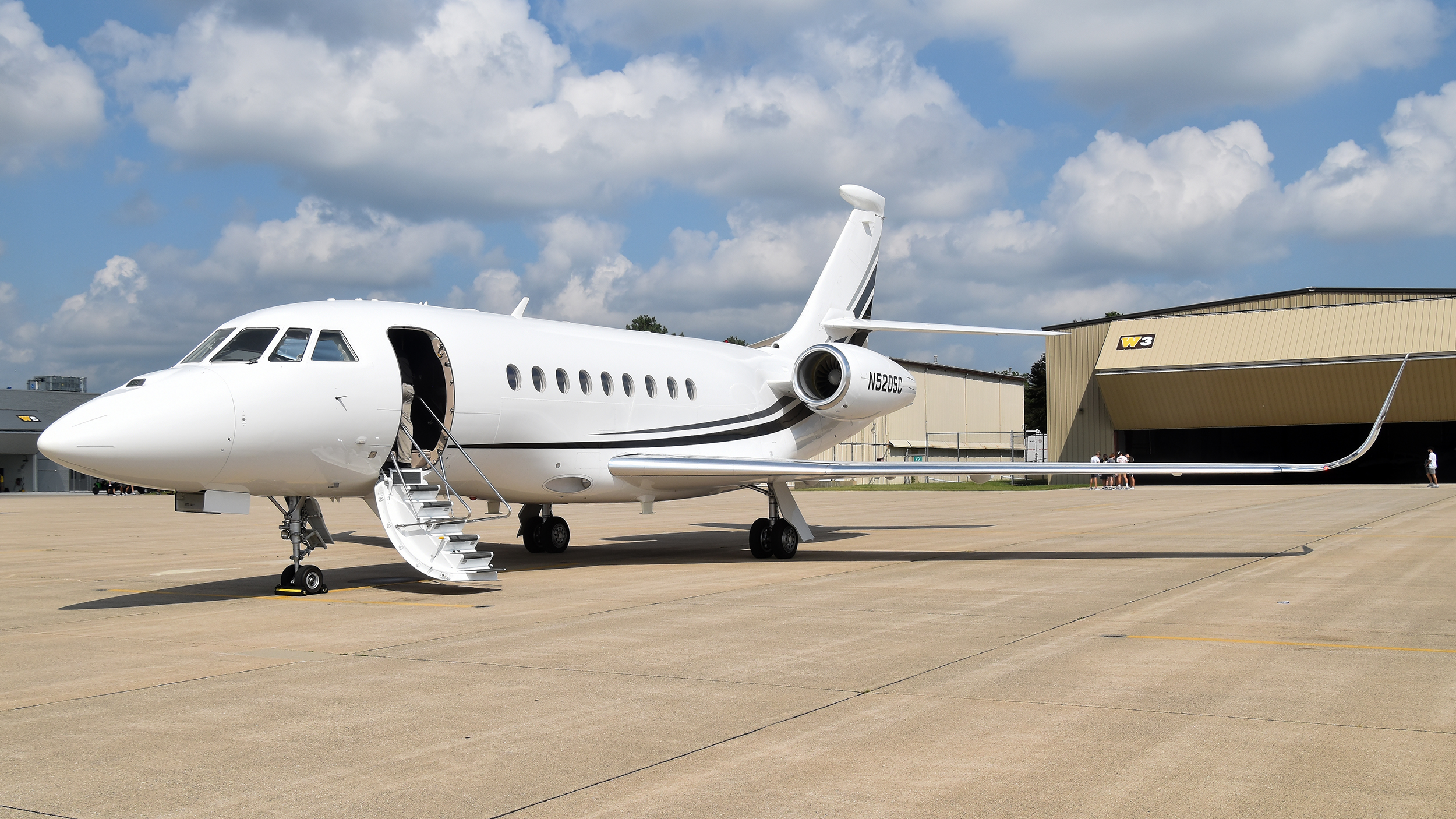 Full size: PRIVATE Dassault Falcon 2000EX N520SC at Battle Creek Kalamazoo International Airport