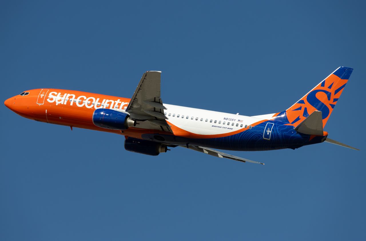 Full size: Sun Country Airlines Boeing 737-800 N813SY at Minneapolis-St Paul International/Wold-Chamberlain Airport