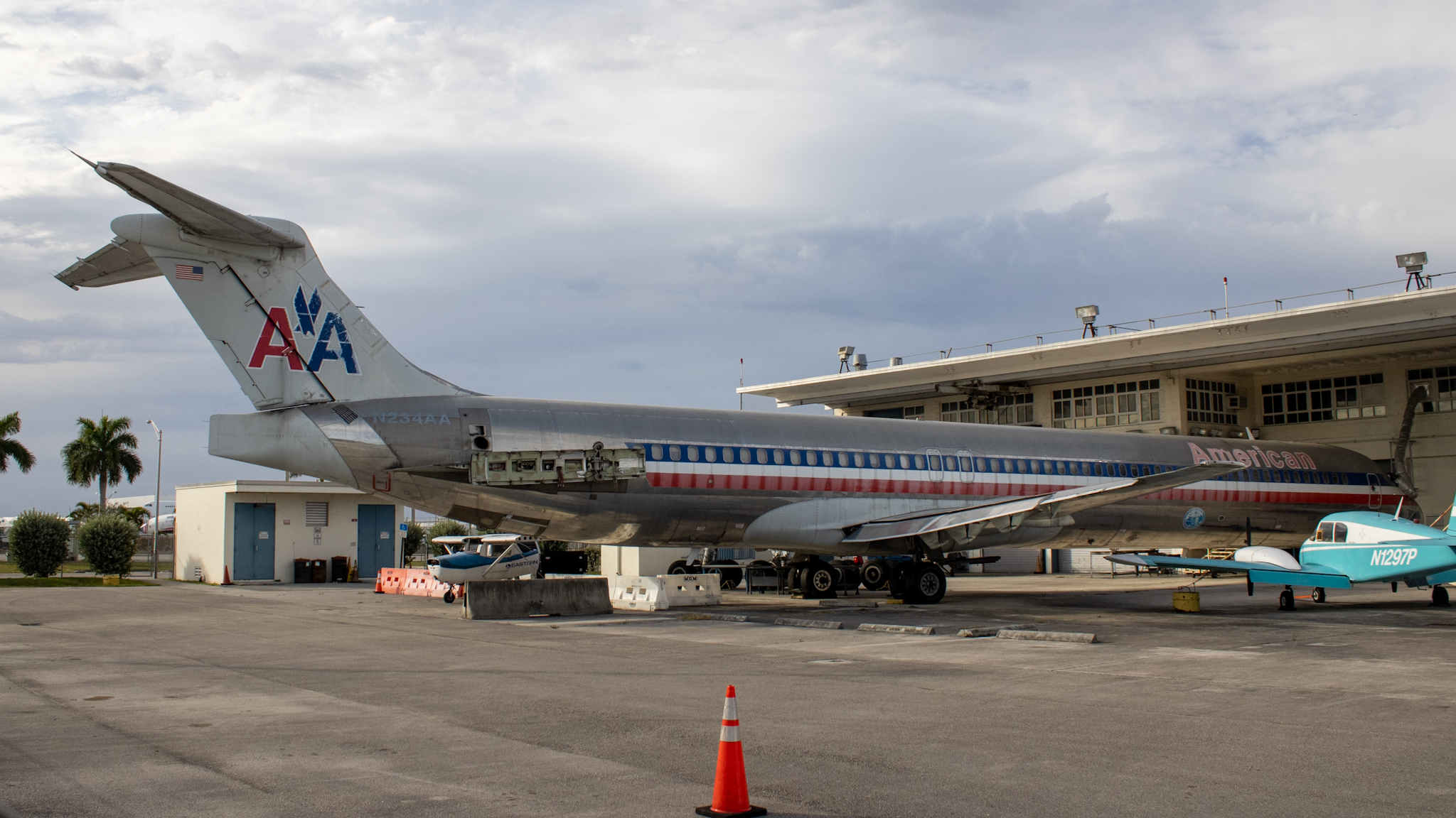 Full size: American Airlines McDonnell Douglas MD-82 N234AA at Miami International Airport