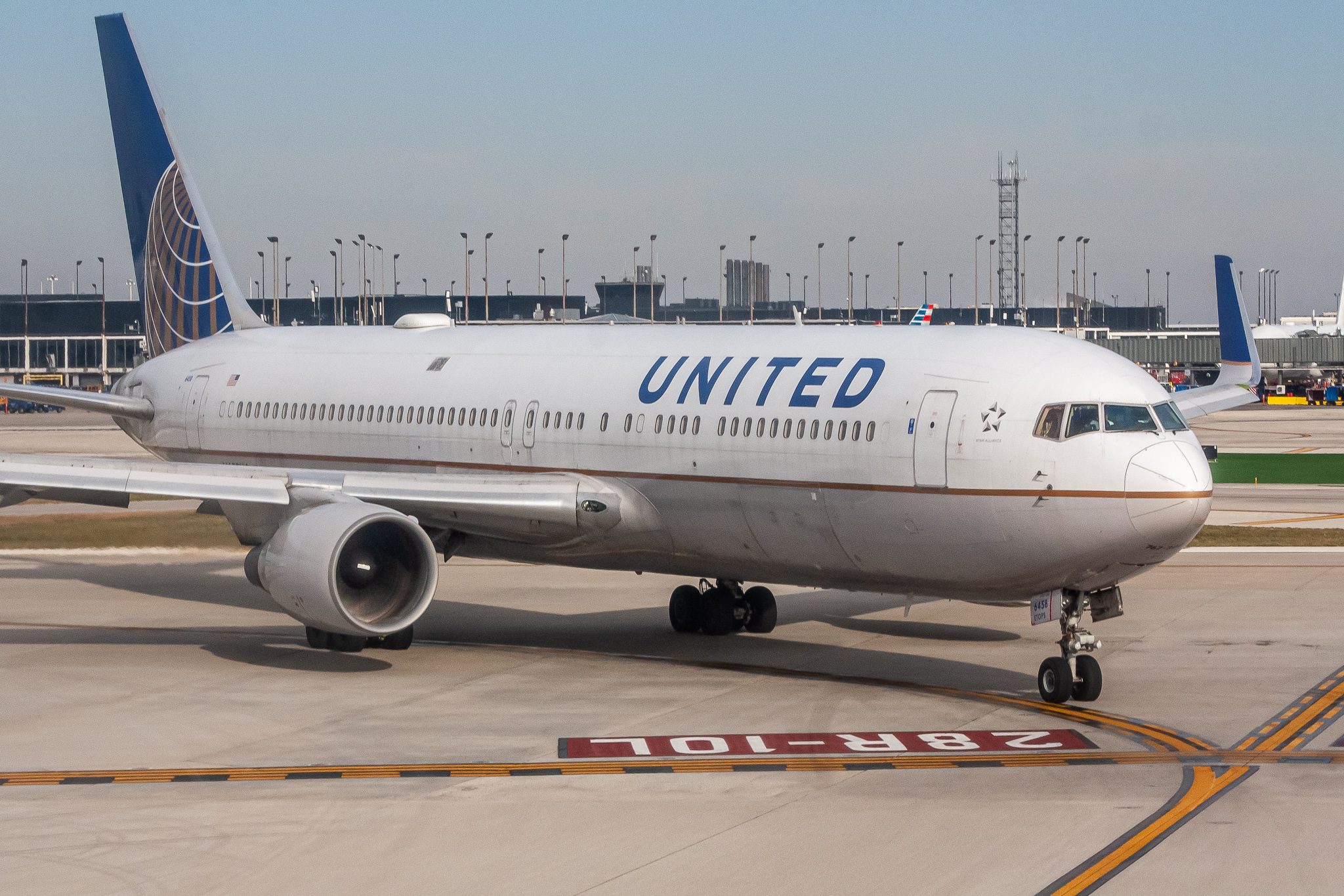 Full size: United Airlines Boeing 767-300ER N658UA at Chicago O'Hare International Airport