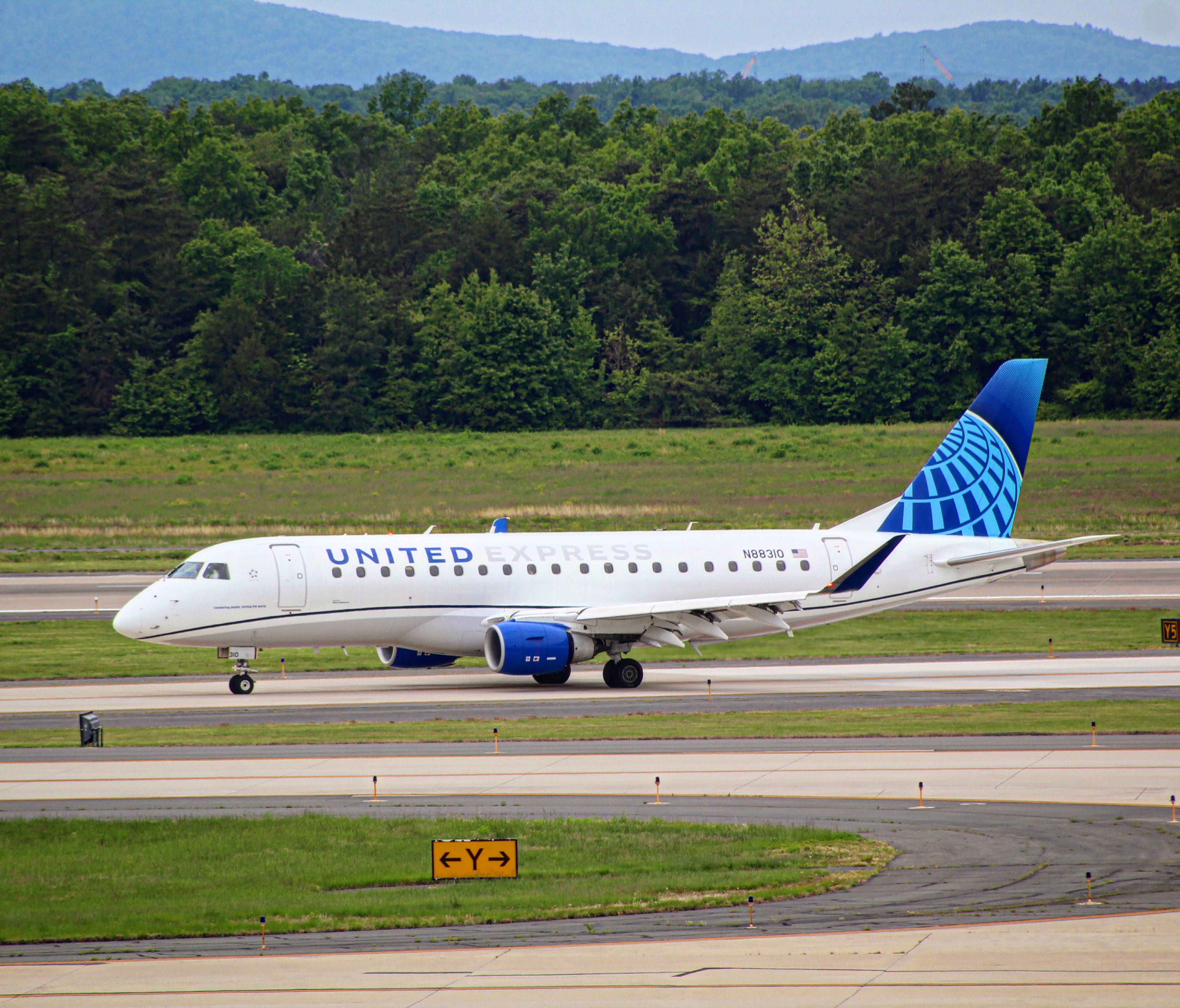 Full size: United Express Embraer E175 N88310 at Washington Dulles International Airport