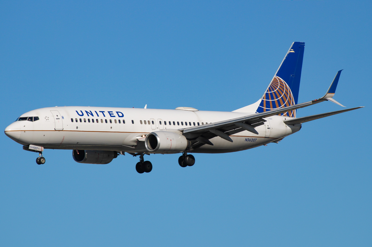 Full size: United Airlines Boeing 737-800 N36207 at San Diego International Airport