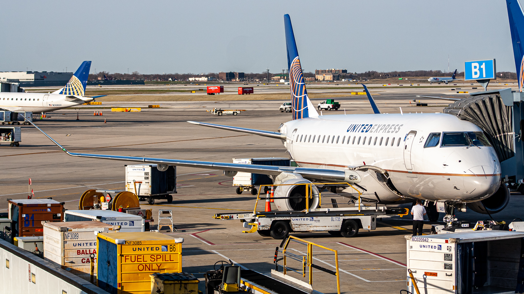 Full size: United Express Embraer E175 N146SY at Chicago O'Hare International Airport