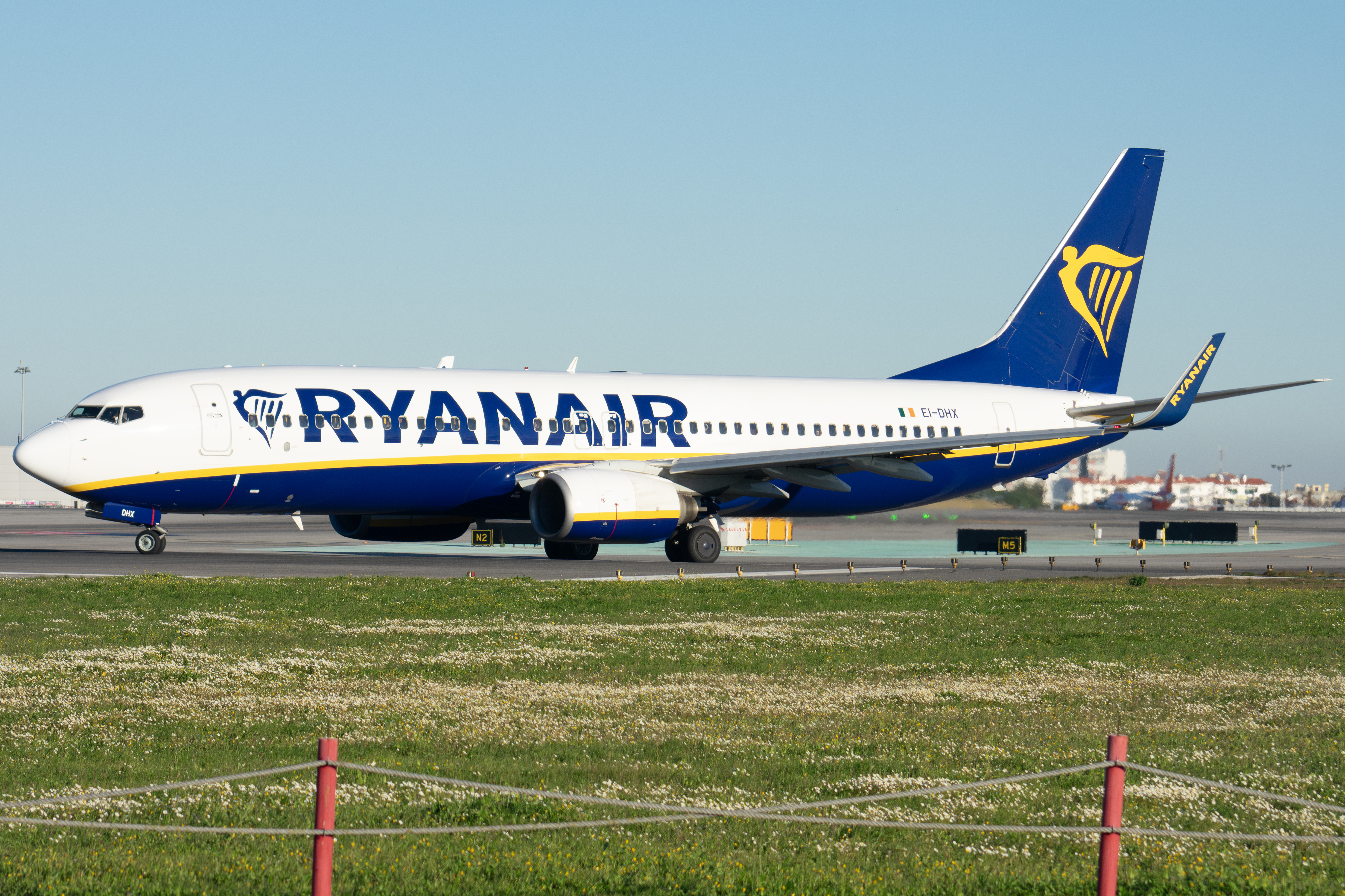 Full size: RyanAir Boeing 737-800 EI-DHX at Lisbon Humberto Delgado Airport