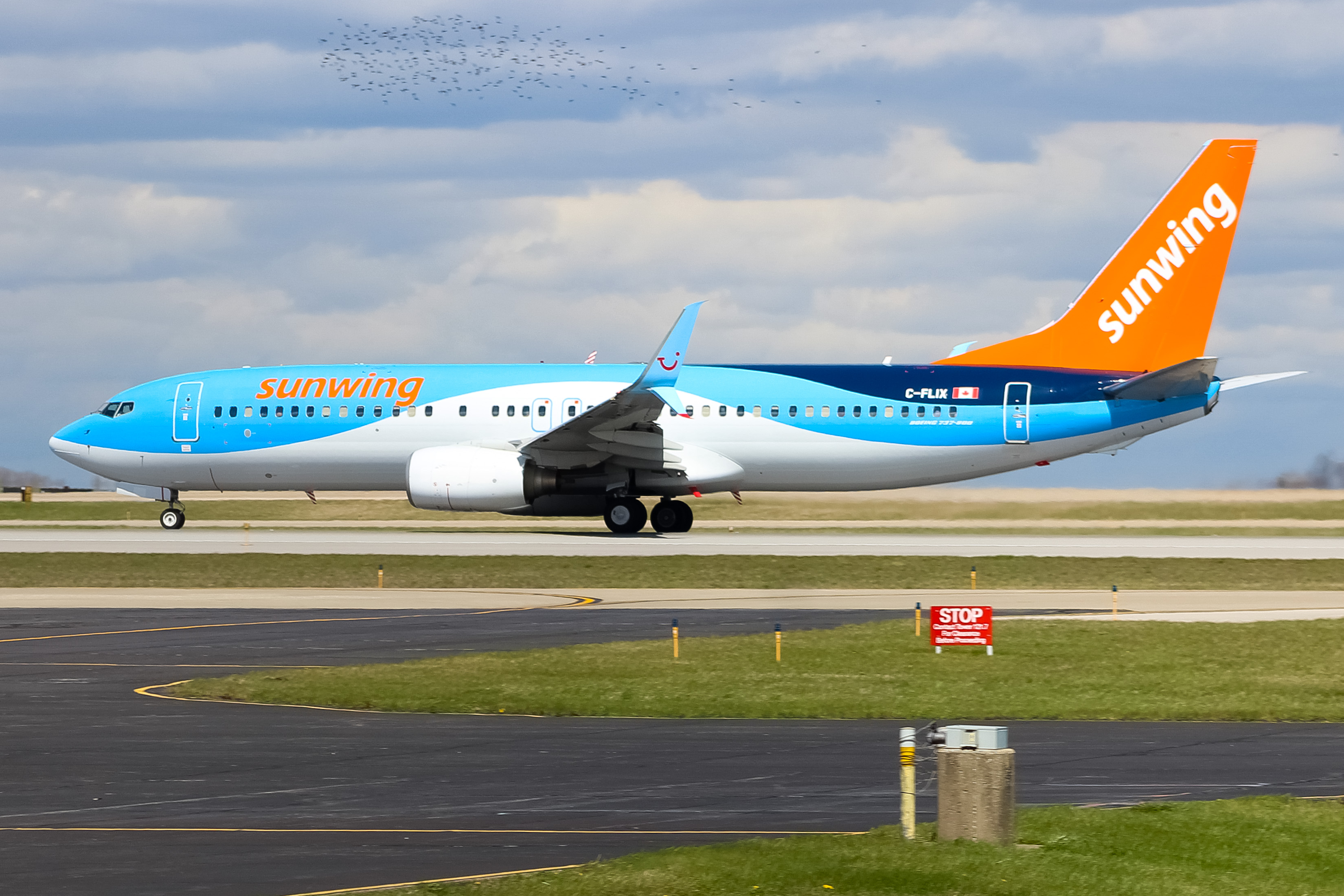 Full size: Sunwing Airlines Boeing 737-800 C-FLIX at Cincinnati/Northern Kentucky International Airport