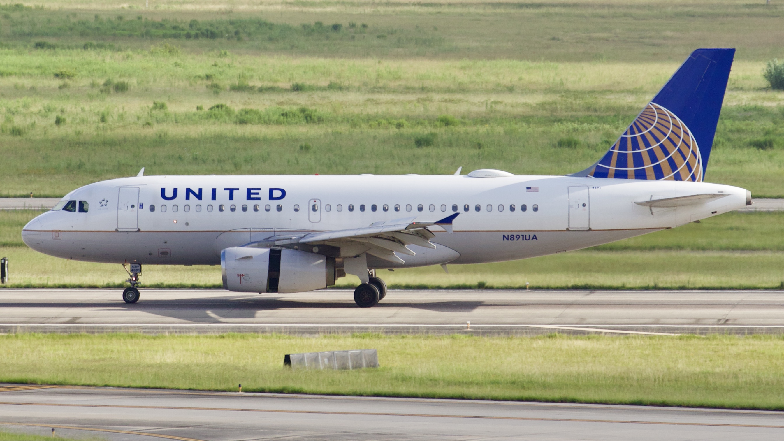 Full size: United Airlines Airbus A319 N891UA at Houston-George Bush Intercontinental Airport