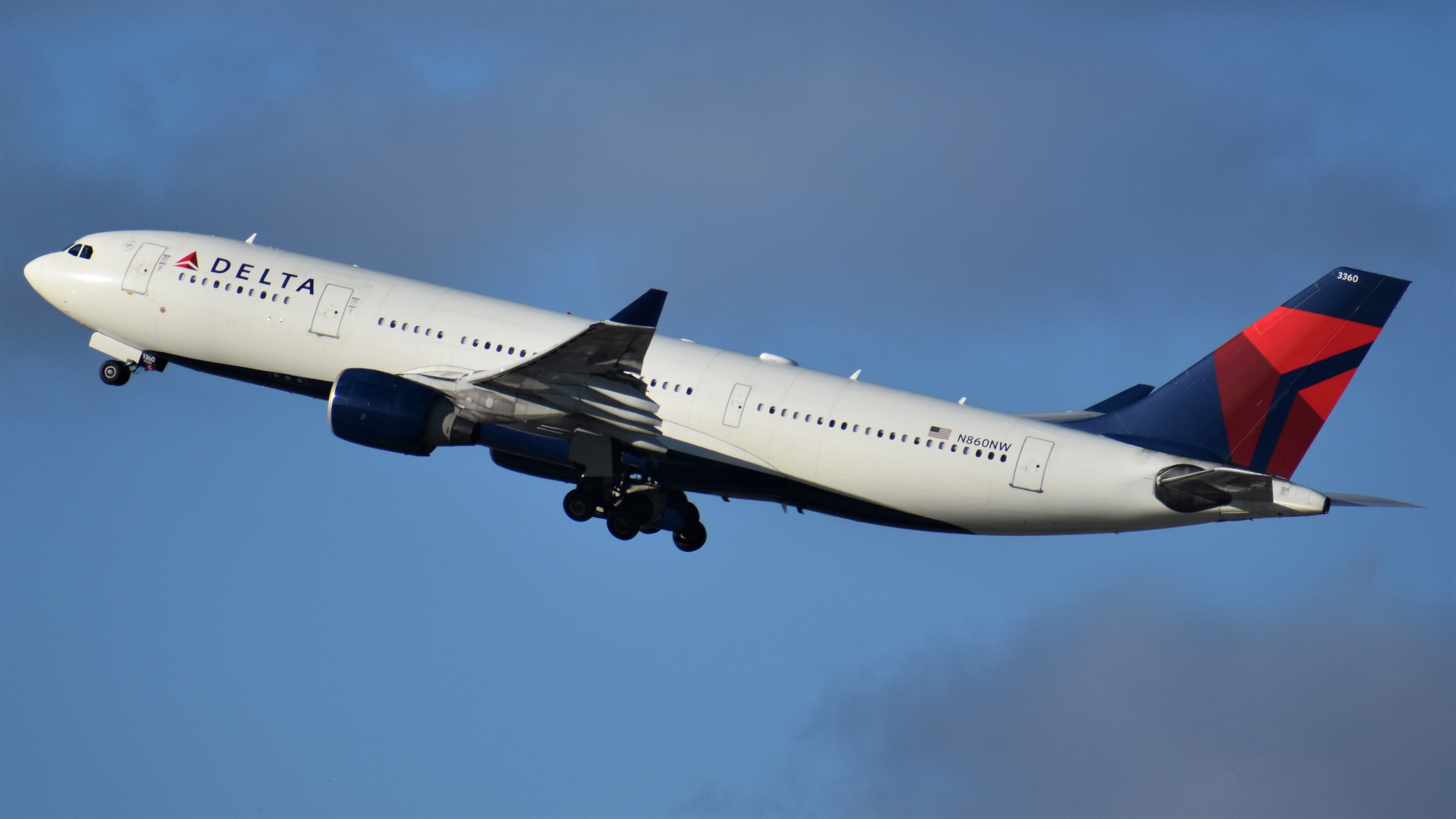 Full size: Delta Airlines Airbus A330-200 N860NW at Hartsfield-Jackson Atlanta International Airport