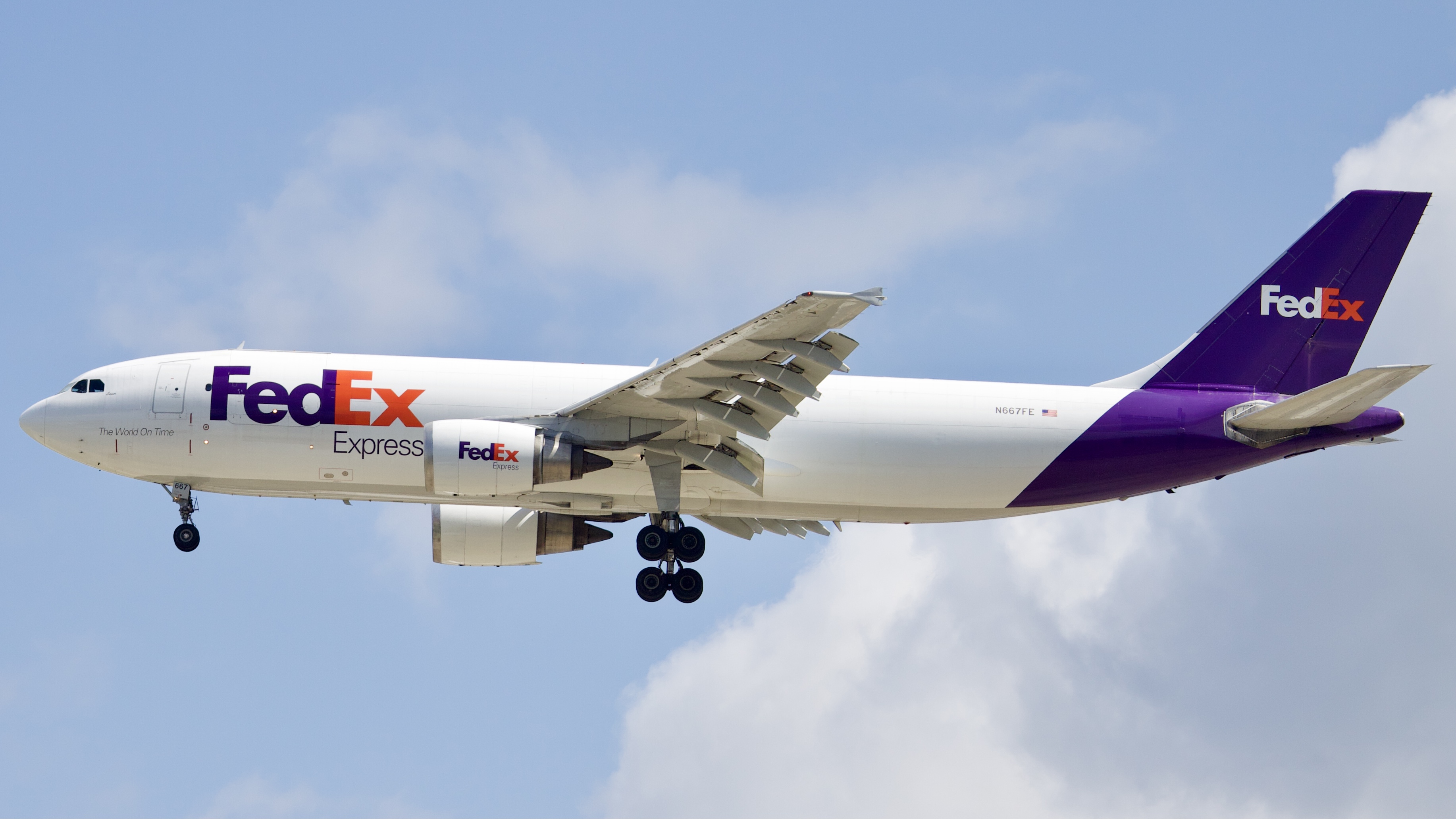 Full size: FedEx  Airbus A300F-600 N677FE at Houston-George Bush Intercontinental Airport