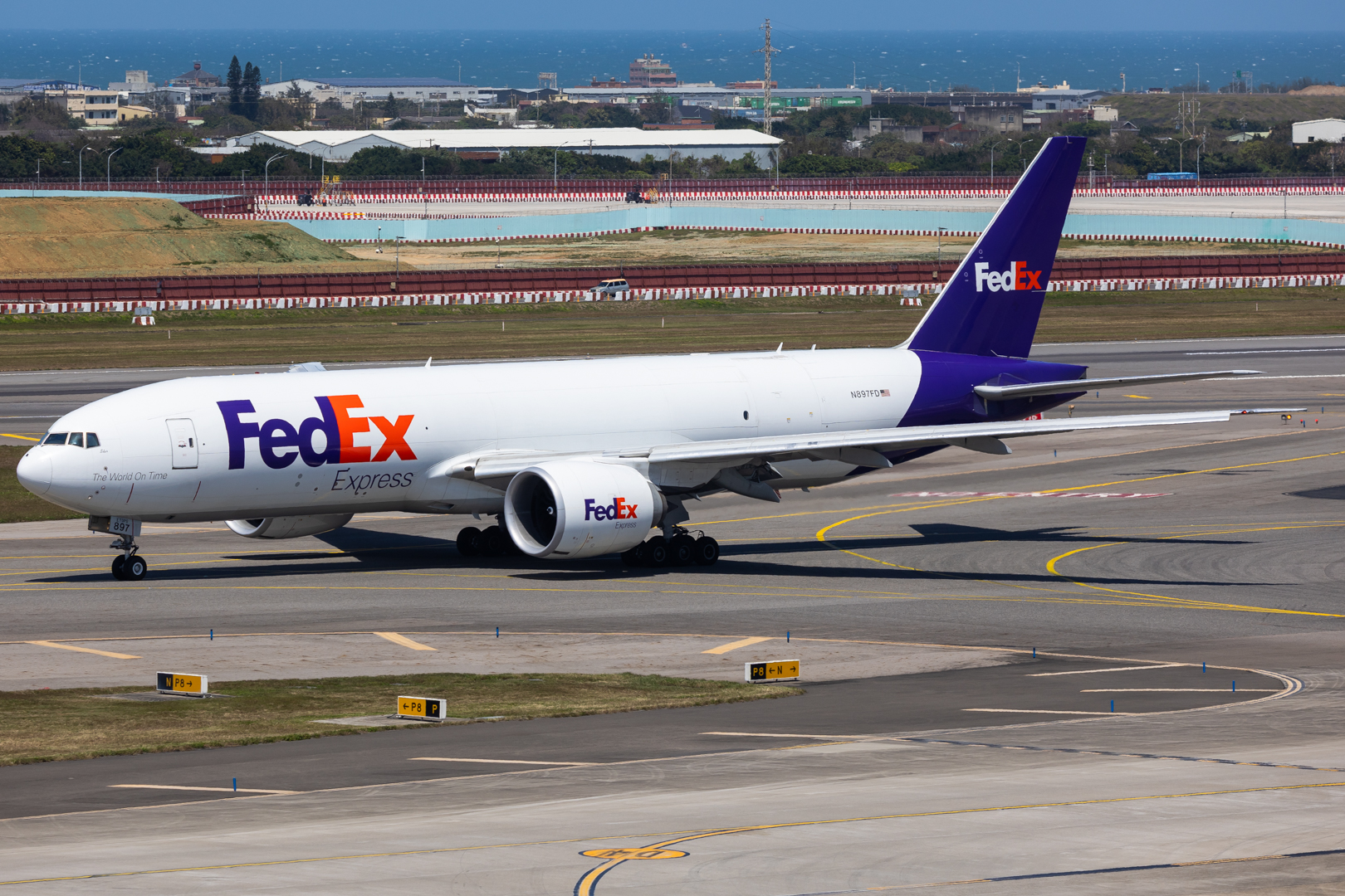 Full size: FedEx Boeing 777-F N897FD at Taiwan Taoyuan International Airport