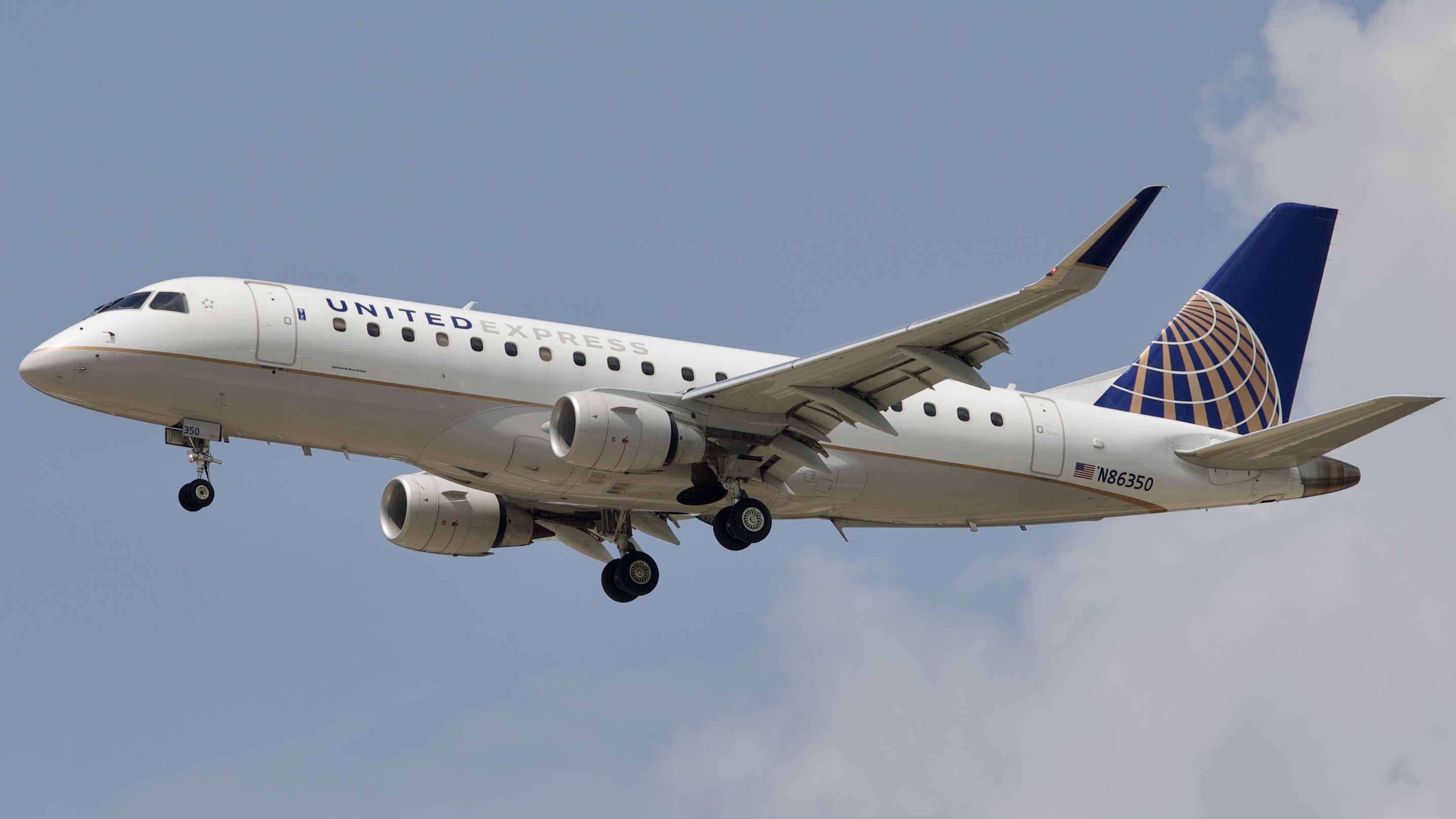 Full size: United Express Embraer E175 N86350 at Houston-George Bush Intercontinental Airport