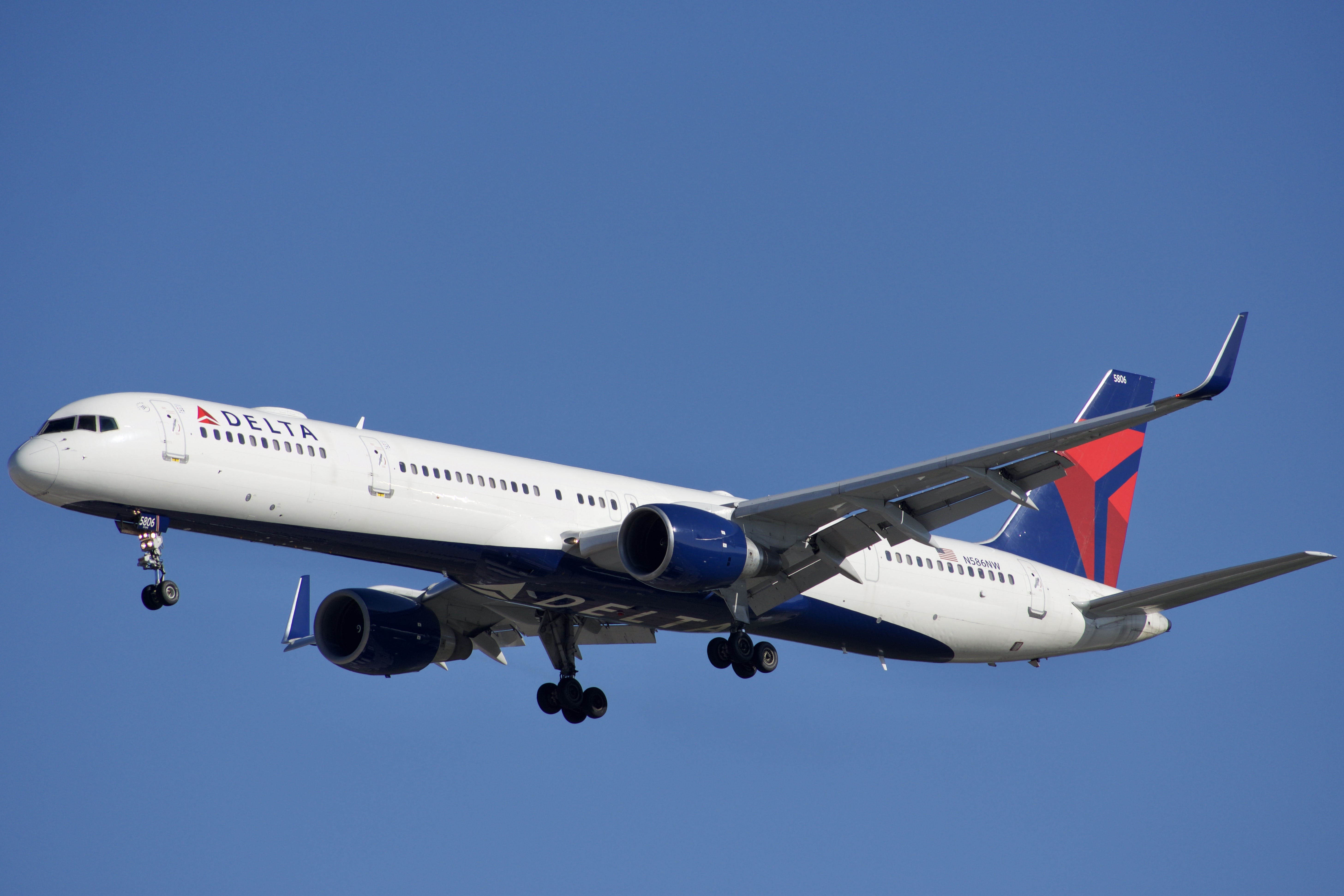 Full size: Delta Airlines Boeing 757-300 N586NW at Orlando International Airport