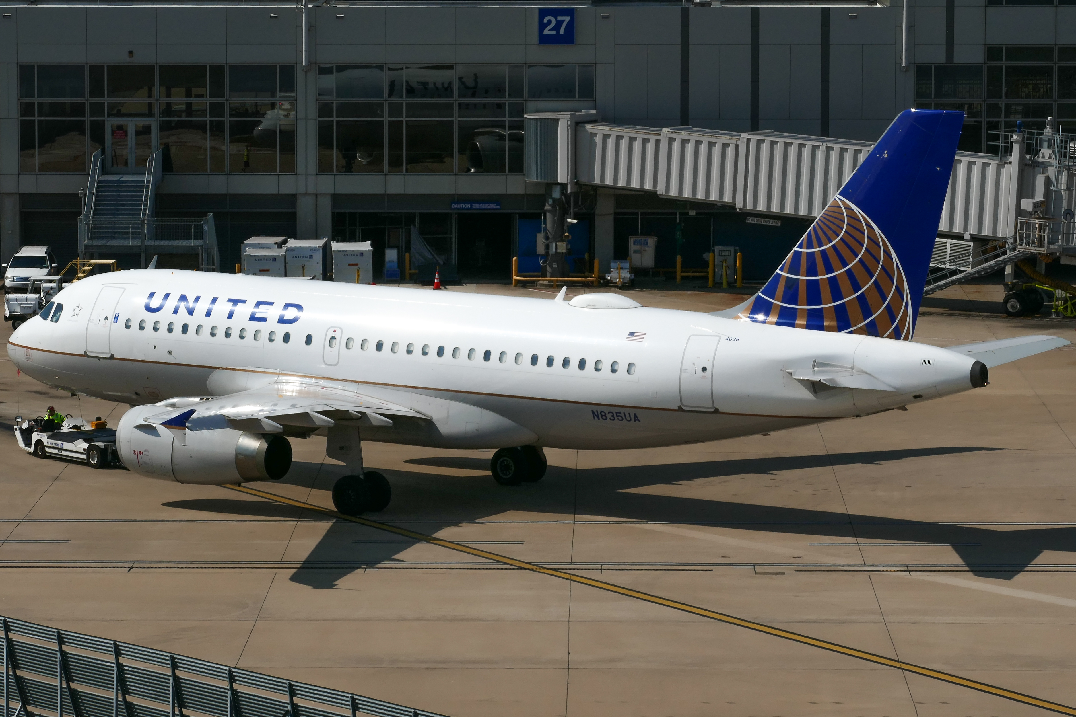 Full size: United Airlines Airbus A319 N835UA at Austin-Bergstrom International Airport