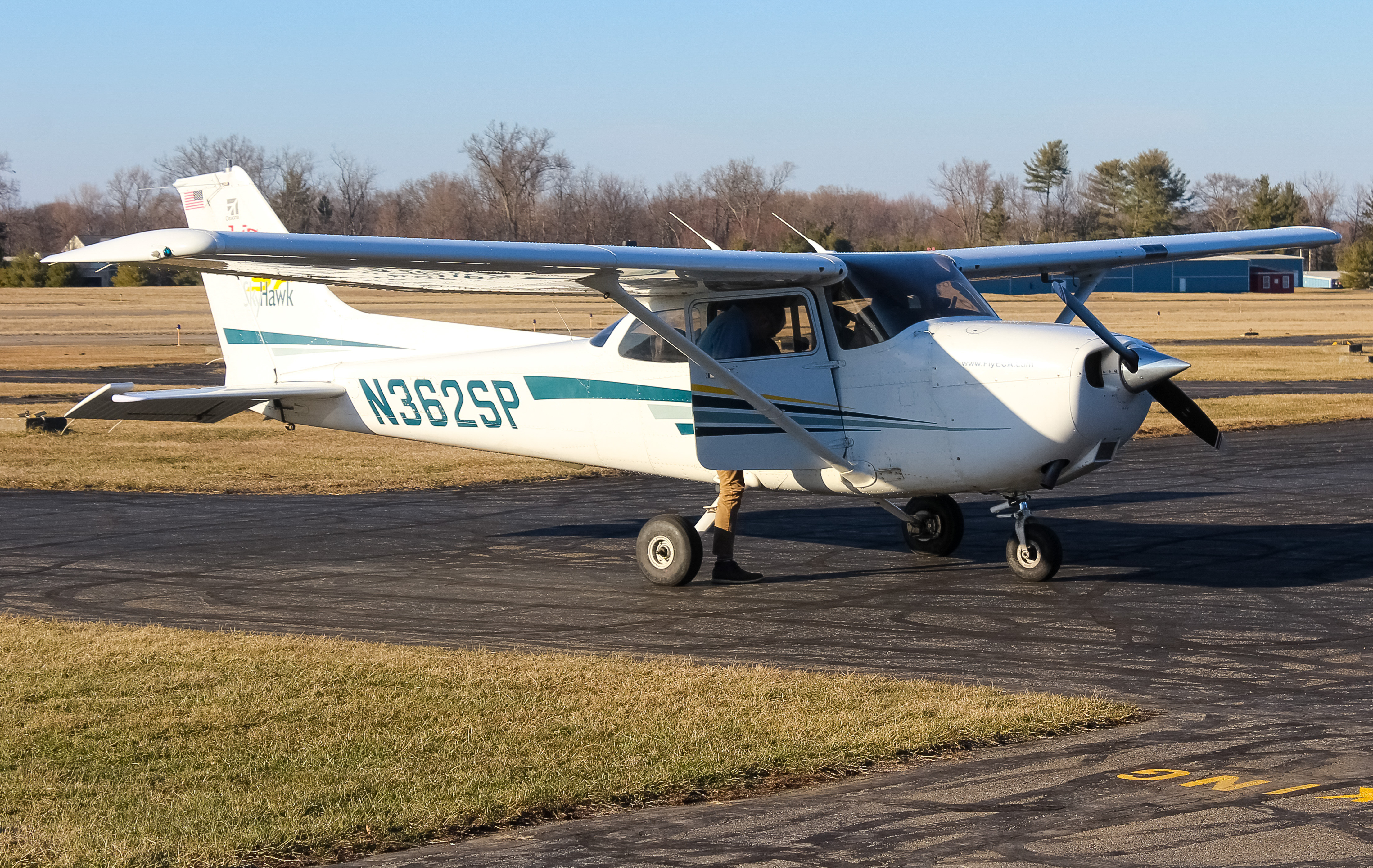 Full size: PRIVATE Cessna 172 N362SP at Clermont County Airport