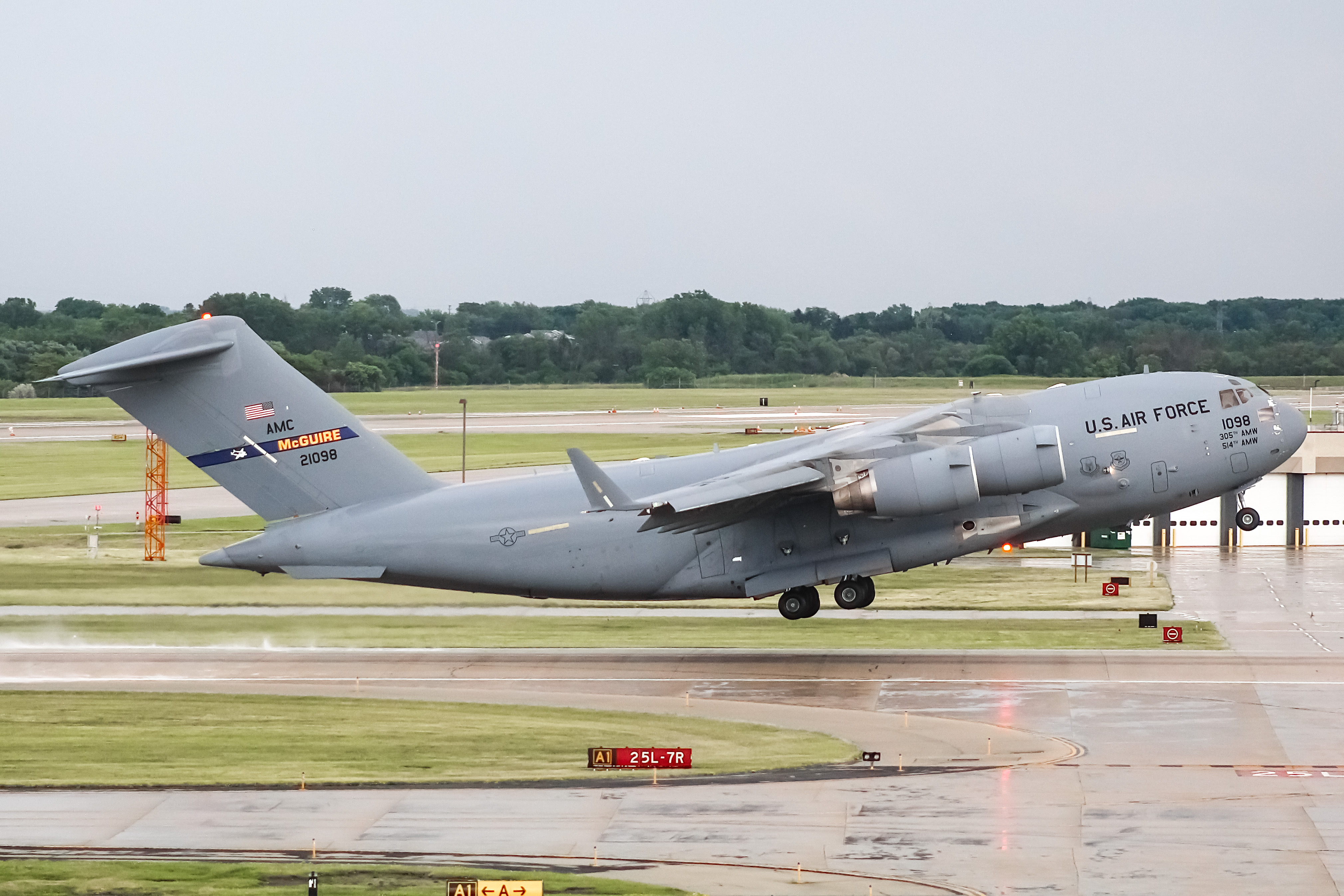 Full size: USAF - United States Air Force Boeing C-17 Globemaster III 02-1098 at General Mitchell International Airport