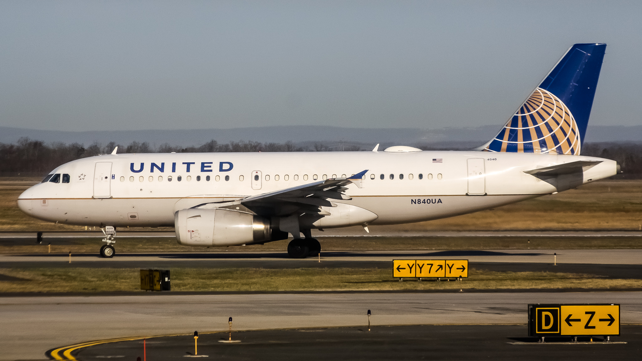 Full size: United Airlines Airbus A319 N840UA at Washington Dulles International Airport